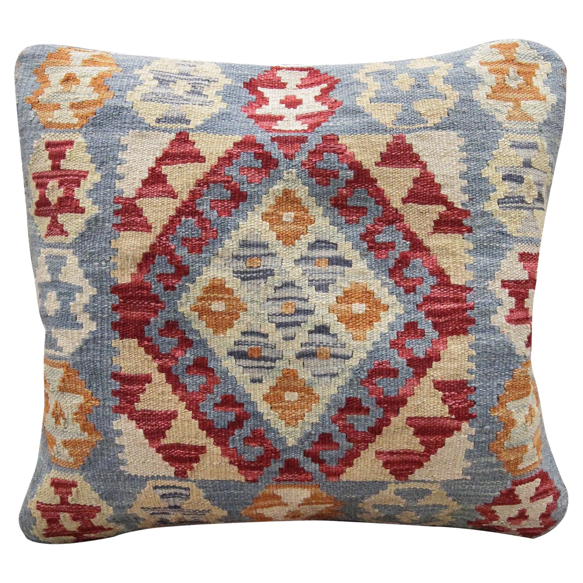 Coussin de coussin Kilim en laine traditionnelle bleu ciel à grappes d'écailles en vente