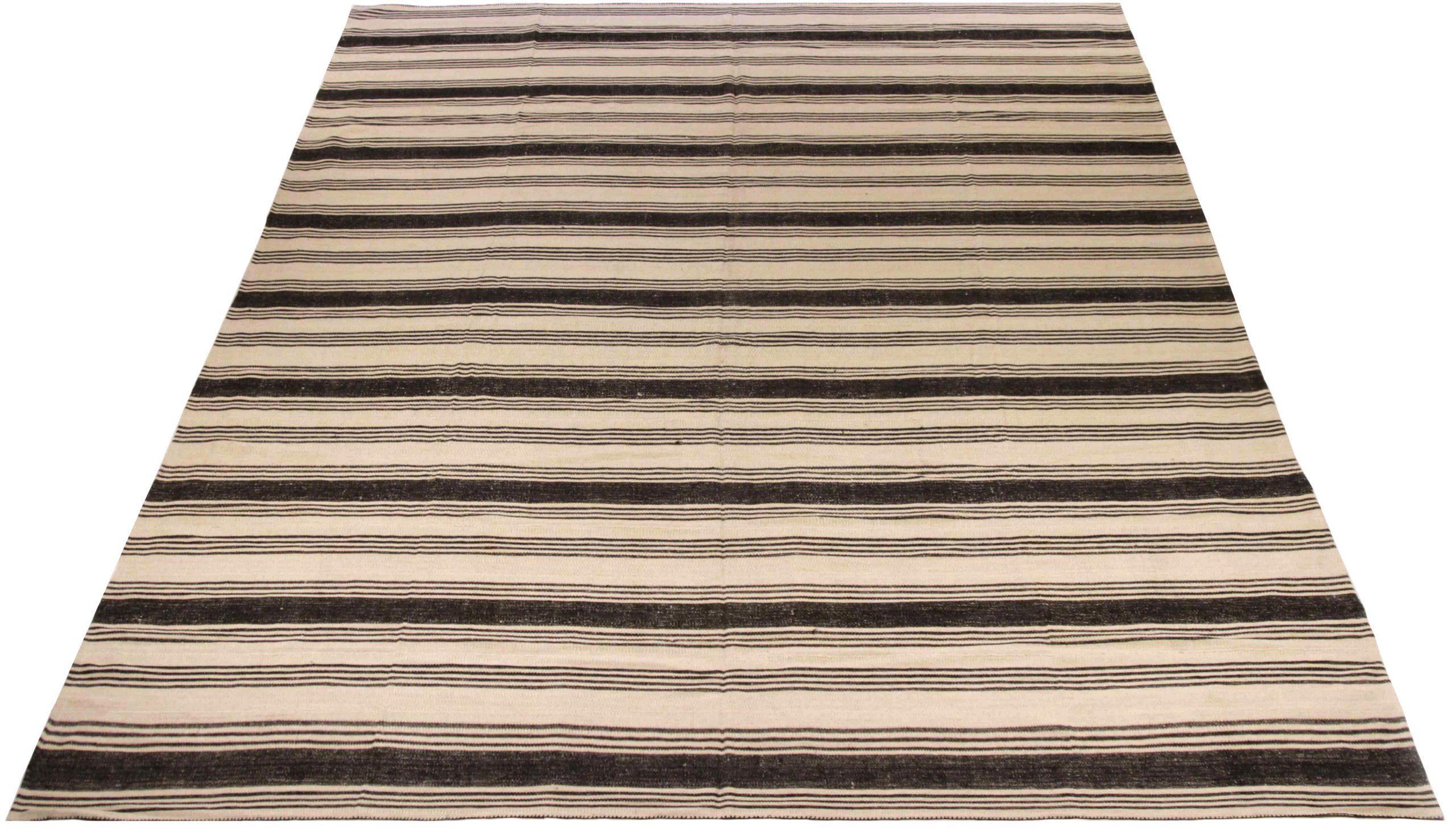 Entdecken Sie die Eleganz dieses einzigartigen Kelims, der sich durch wunderschöne Handwerkskunst auszeichnet. Dieses exklusive Design, das mit viel Liebe zum Detail entworfen wurde, ist perfekt, um Ihren Raum zu verschönern.