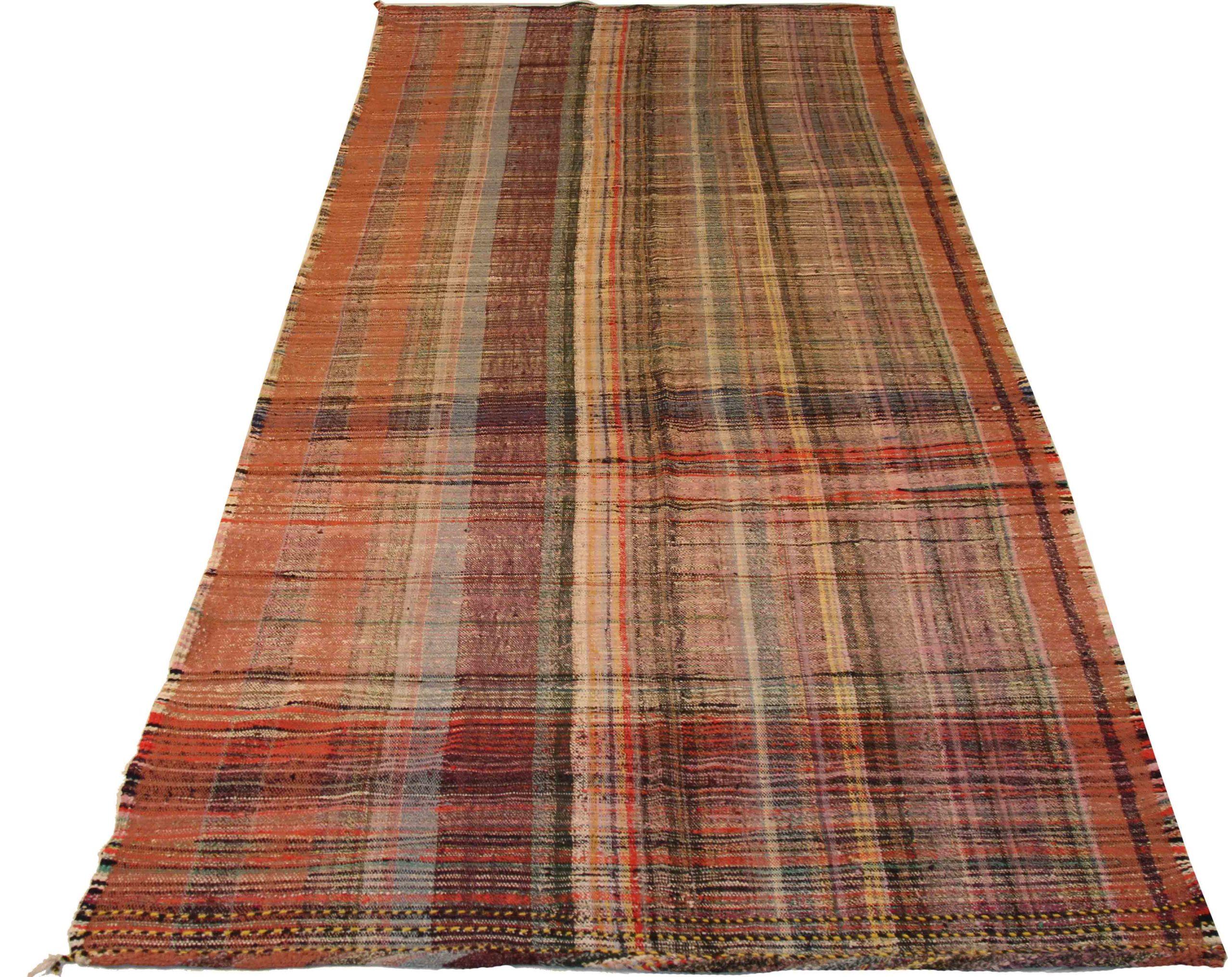Discover the elegance of this unique Kilim featuring beautiful craftsmanship. Designed with meticulous attention to detail, this exclusive design is perfect for enhancing your space.