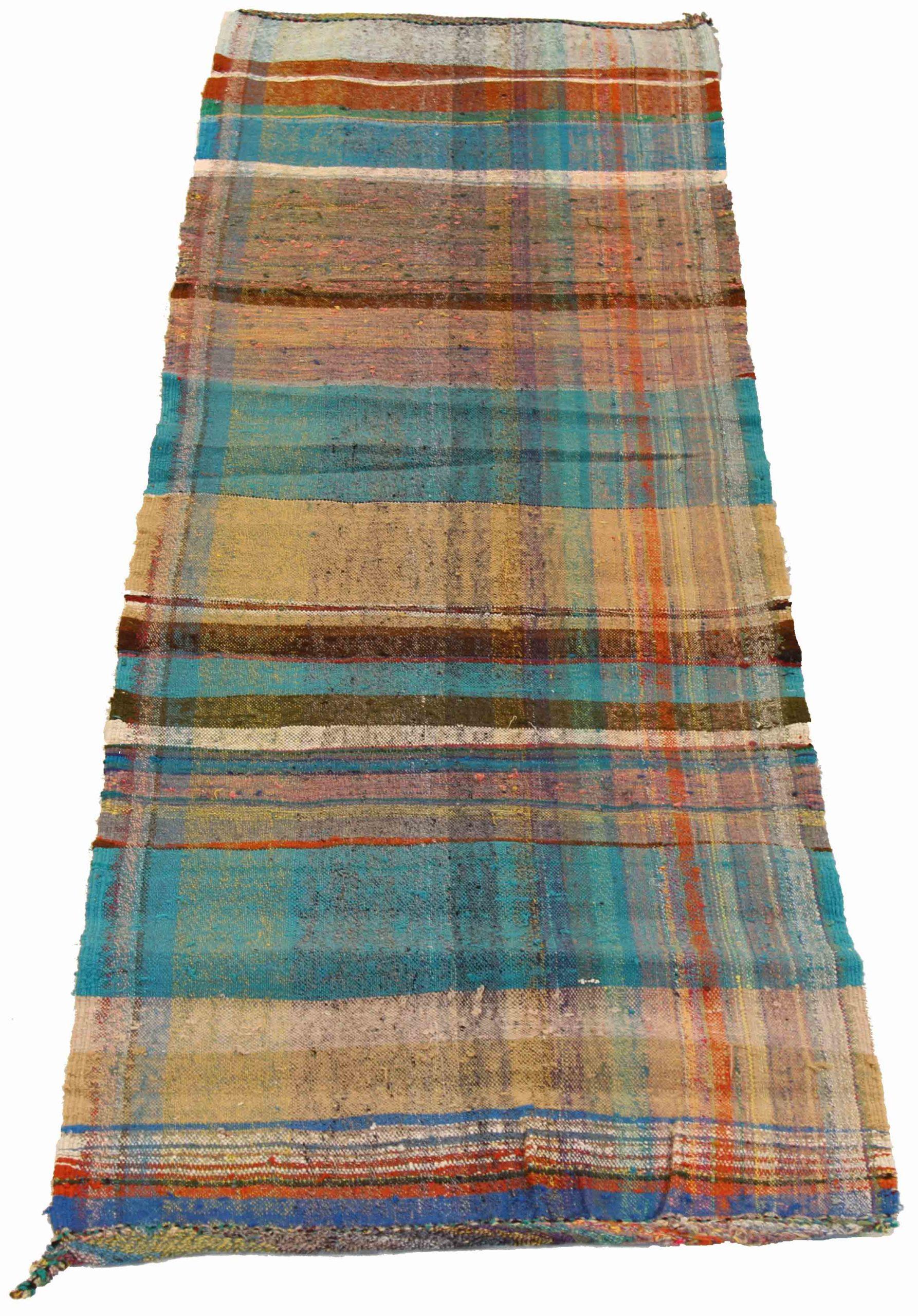 Scopri l'eleganza di questo Kilim unico, caratterizzato da una splendida lavorazione artigianale. Progettato con una meticolosa attenzione ai dettagli, questo design esclusivo è perfetto per valorizzare il tuo spazio.