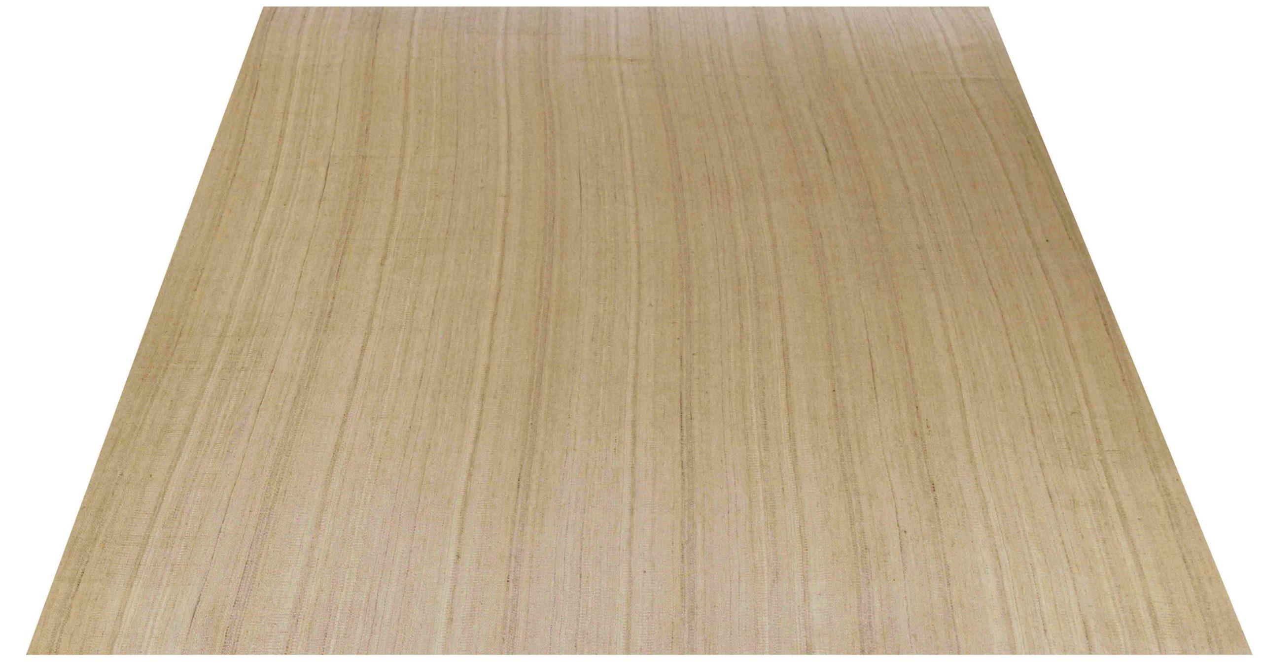 Entdecken Sie die Eleganz dieses einzigartigen Kelims, der sich durch wunderschöne Handwerkskunst auszeichnet. Dieses exklusive Design, das mit viel Liebe zum Detail entworfen wurde, ist perfekt, um Ihren Raum zu verschönern.