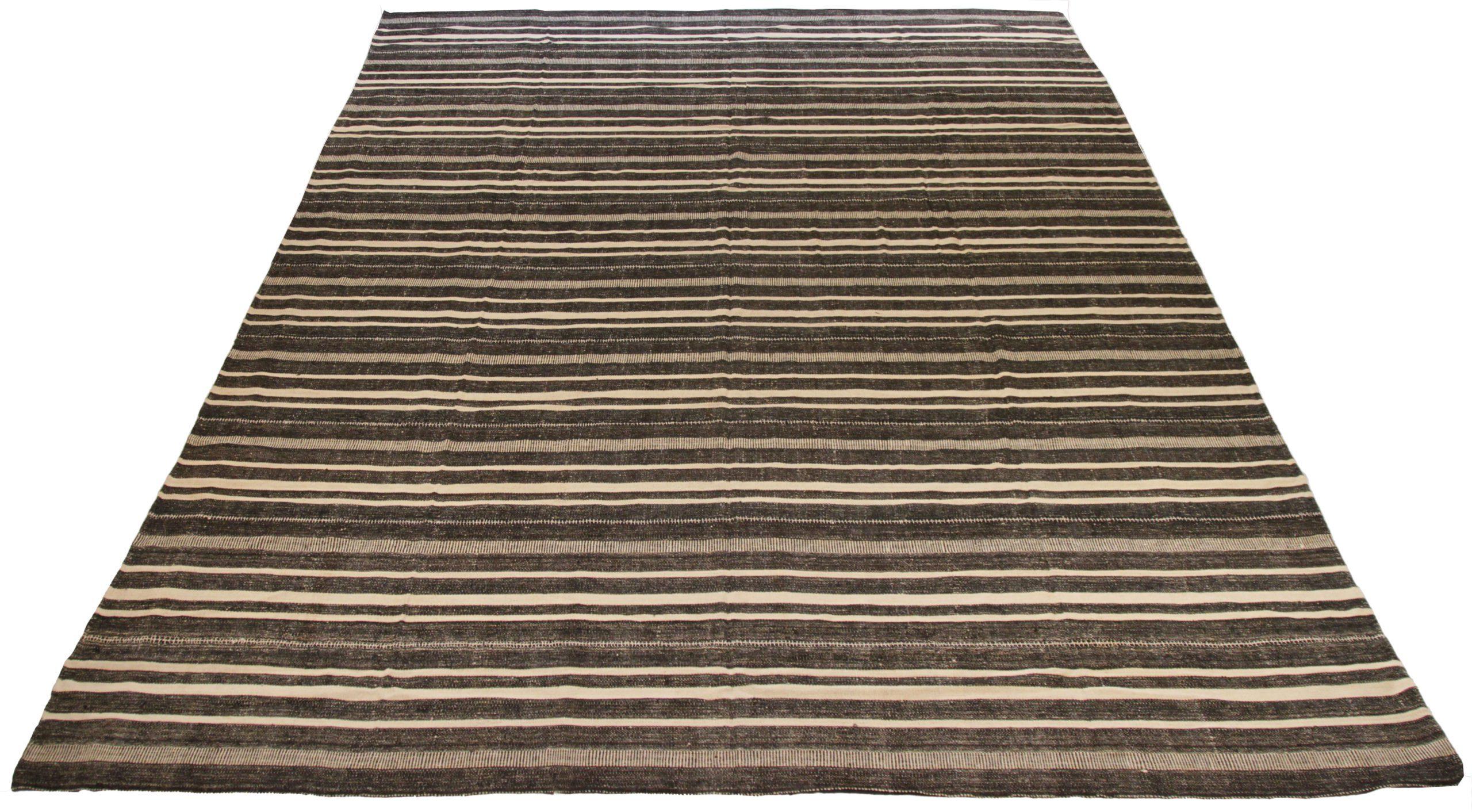 Entdecken Sie die Eleganz dieses einzigartigen Kelims, der sich durch wunderschöne Handwerkskunst auszeichnet. Dieses exklusive Design, das mit viel Liebe zum Detail entworfen wurde, ist perfekt, um Ihren Raum zu verschönern.
