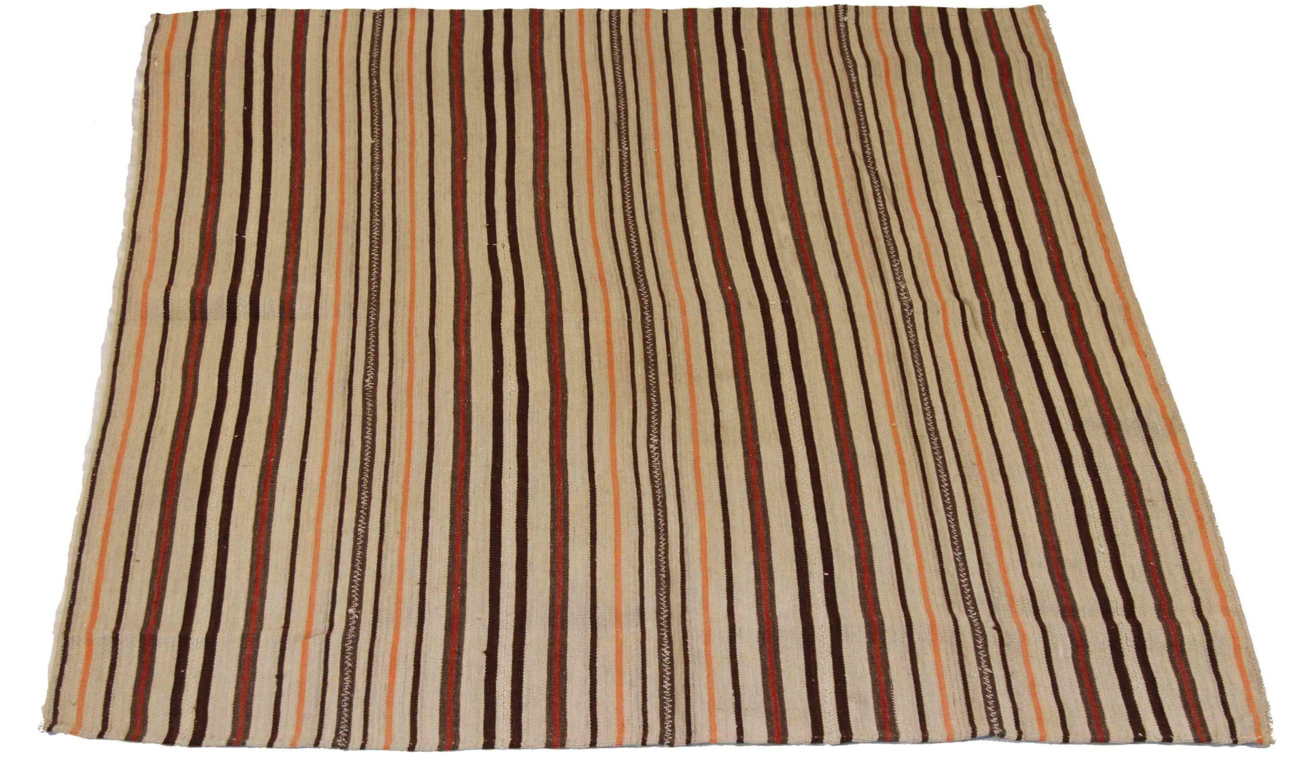 Entdecken Sie die Eleganz dieses einzigartigen Kelims, der sich durch wunderschöne Handwerkskunst auszeichnet. Dieses exklusive Design, das mit viel Liebe zum Detail entworfen wurde, ist perfekt, um Ihren Raum zu verschönern.