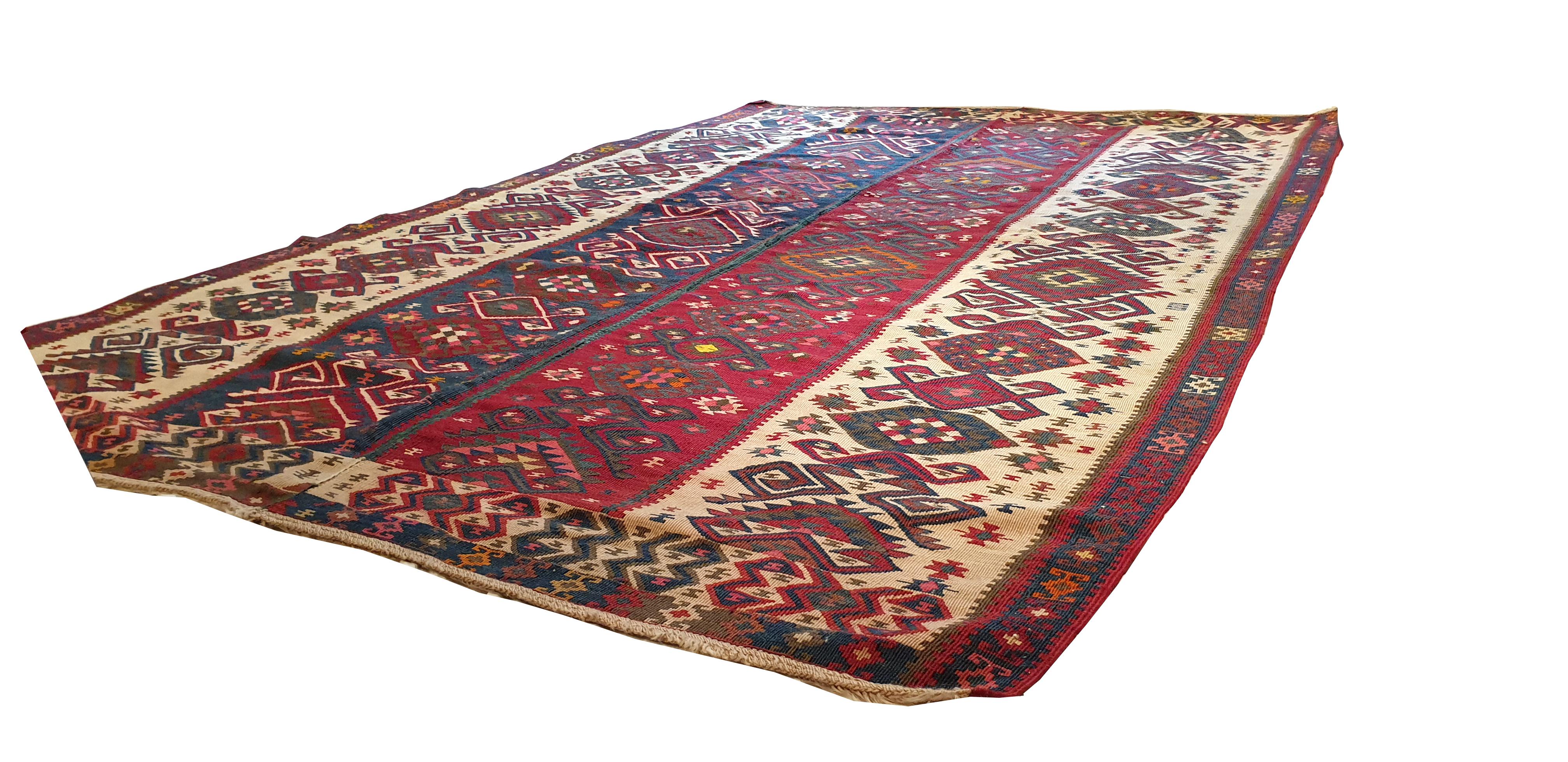 Kilim in der Türkei, die geometrische Formen im Stammesstil darstellen.
Hohe Qualität, schöne Grafiken und bemerkenswerte Finesse.

Perfekter Erhaltungszustand.

Maße: 104.33 in. x 70.07 in.


Türkischer Haupt-Kilim, der die verschiedenen Formen des