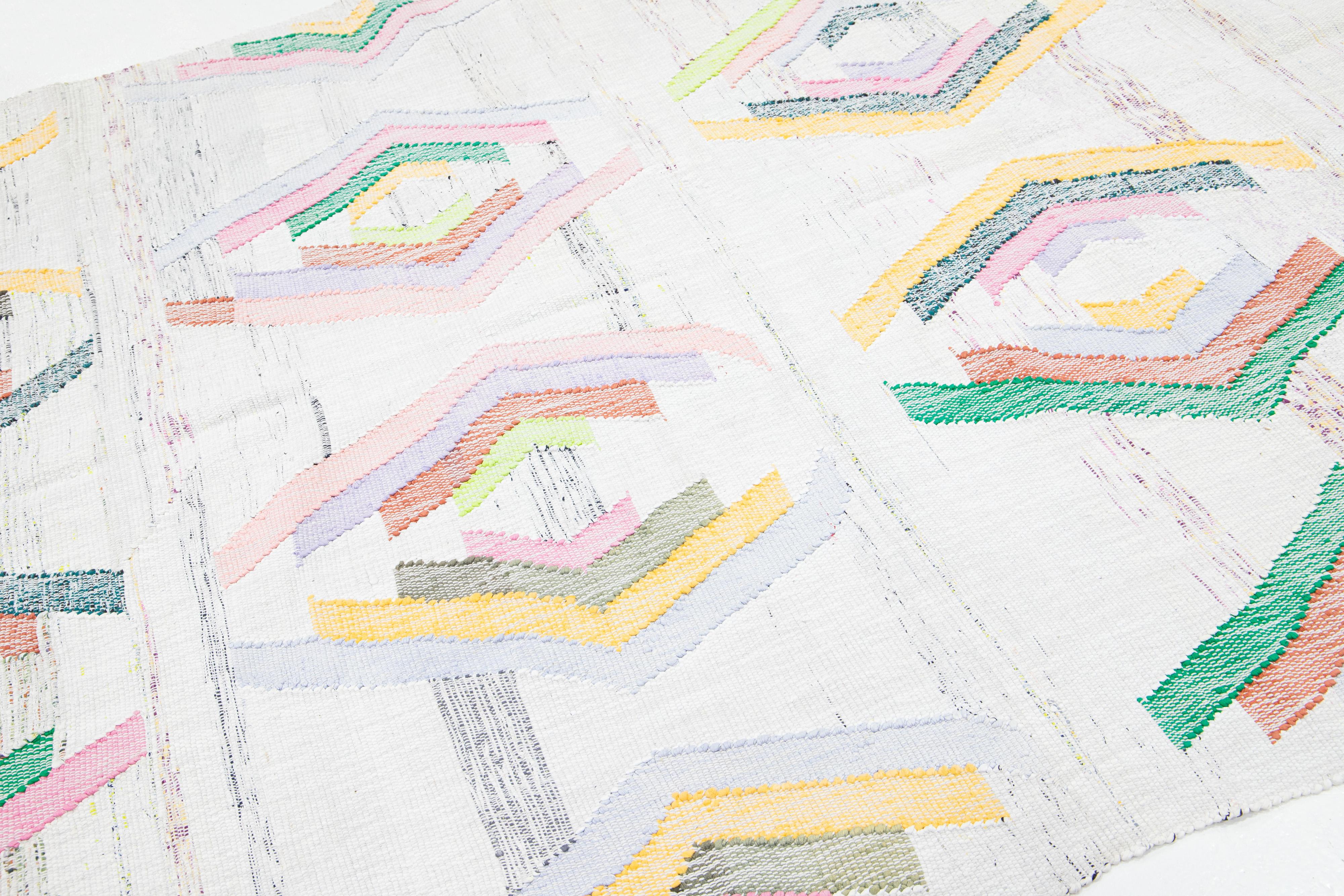 Beigefarbener Wollteppich aus Kelim Flachgewebe mit modernem geometrischem Muster im Angebot 3