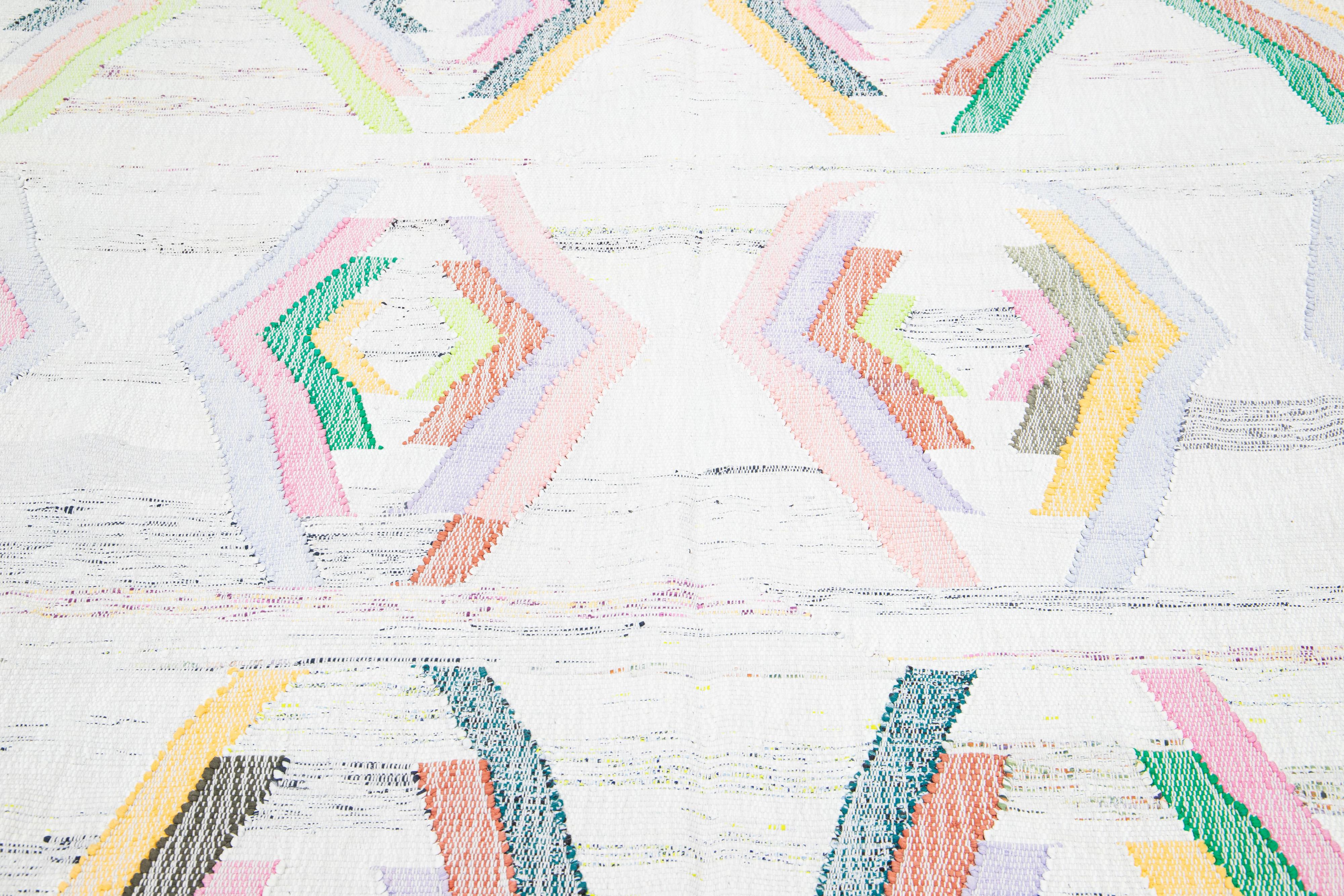 Beigefarbener Wollteppich aus Kelim Flachgewebe mit modernem geometrischem Muster (Wolle) im Angebot