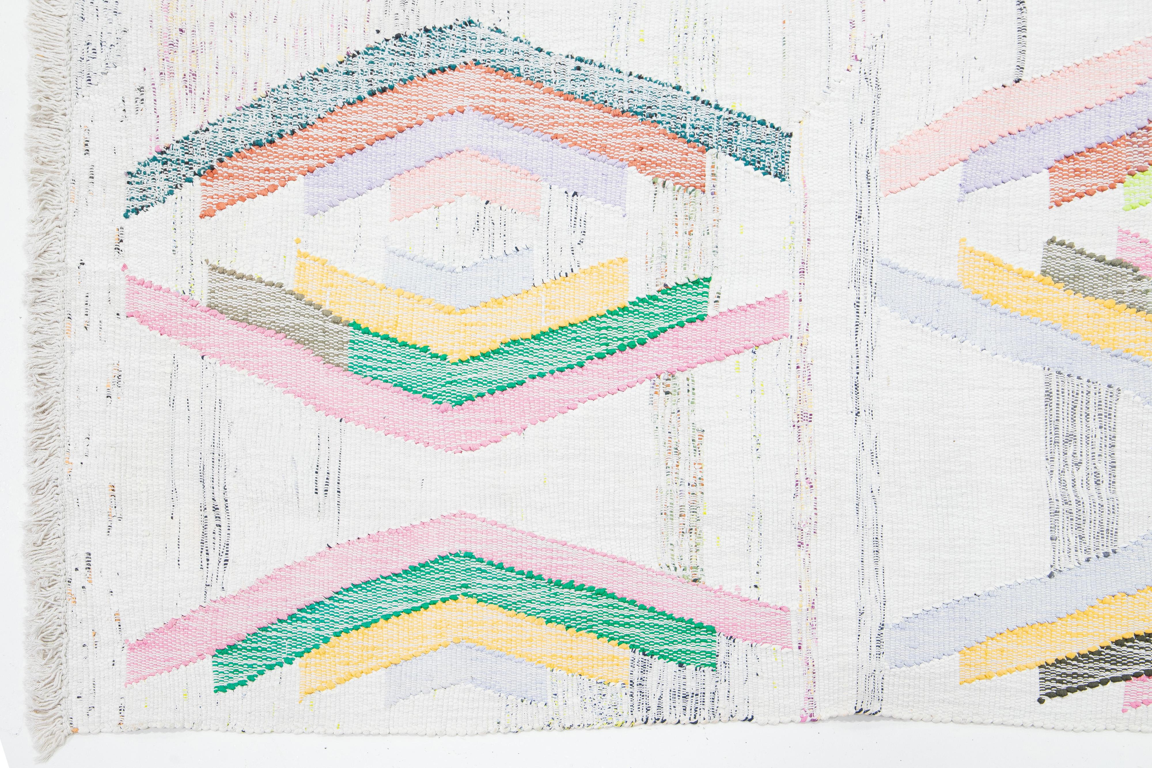 Beigefarbener Wollteppich aus Kelim Flachgewebe mit modernem geometrischem Muster im Angebot 1