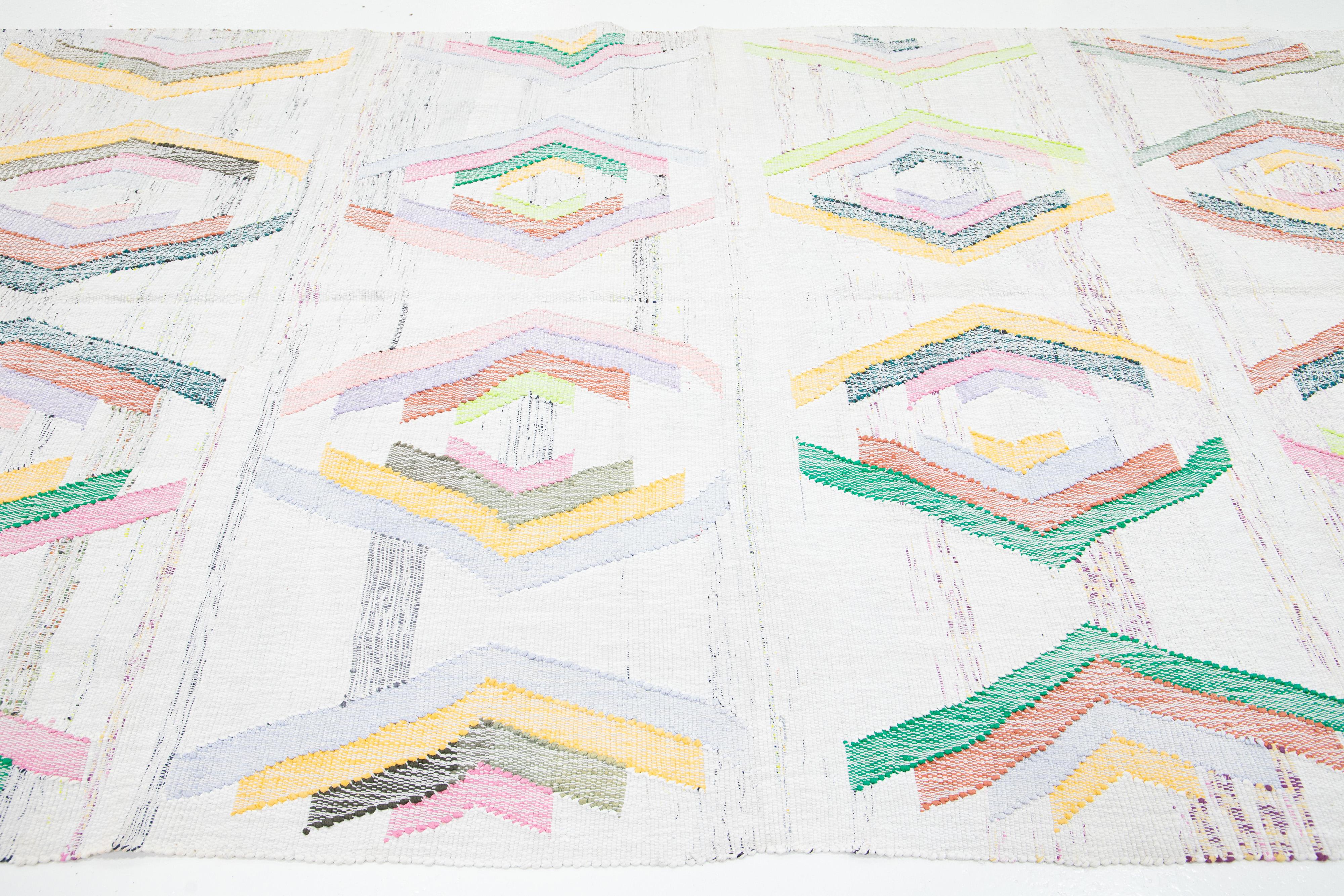 Beigefarbener Wollteppich aus Kelim Flachgewebe mit modernem geometrischem Muster im Angebot 2