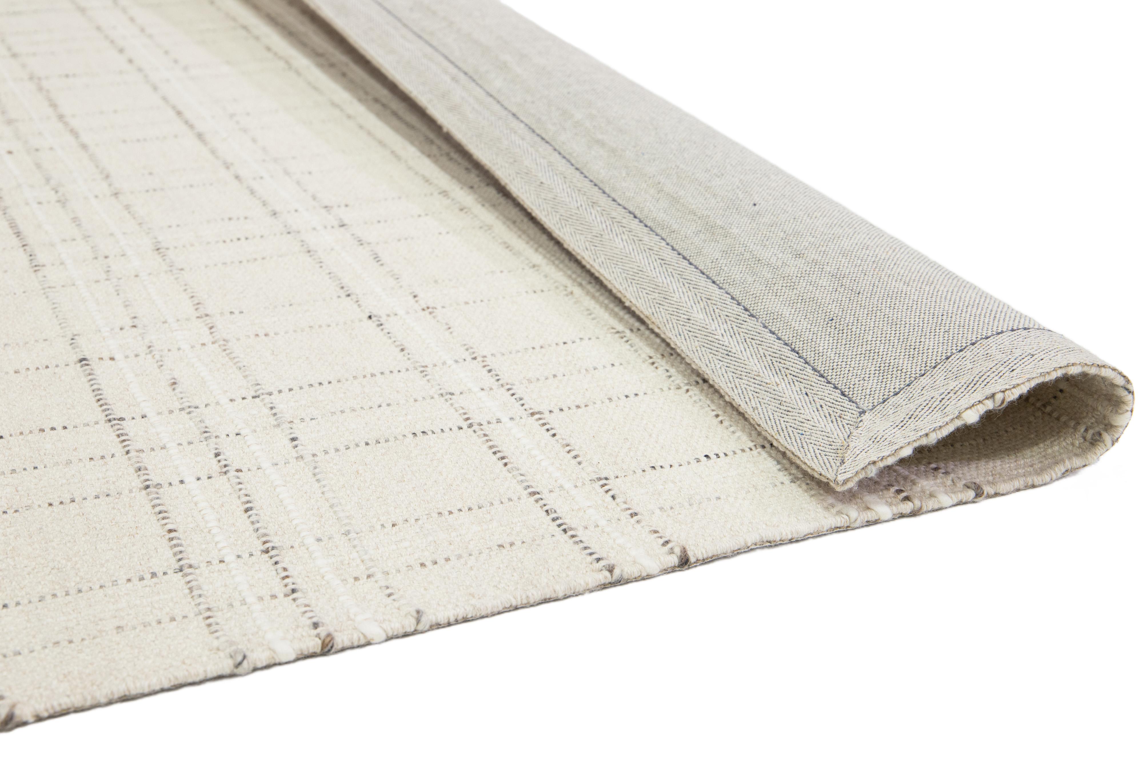 Moderner Flachgewebe-Wollteppich aus Kelim in Beige mit geometrischem Muster von Apadana (Indisch) im Angebot