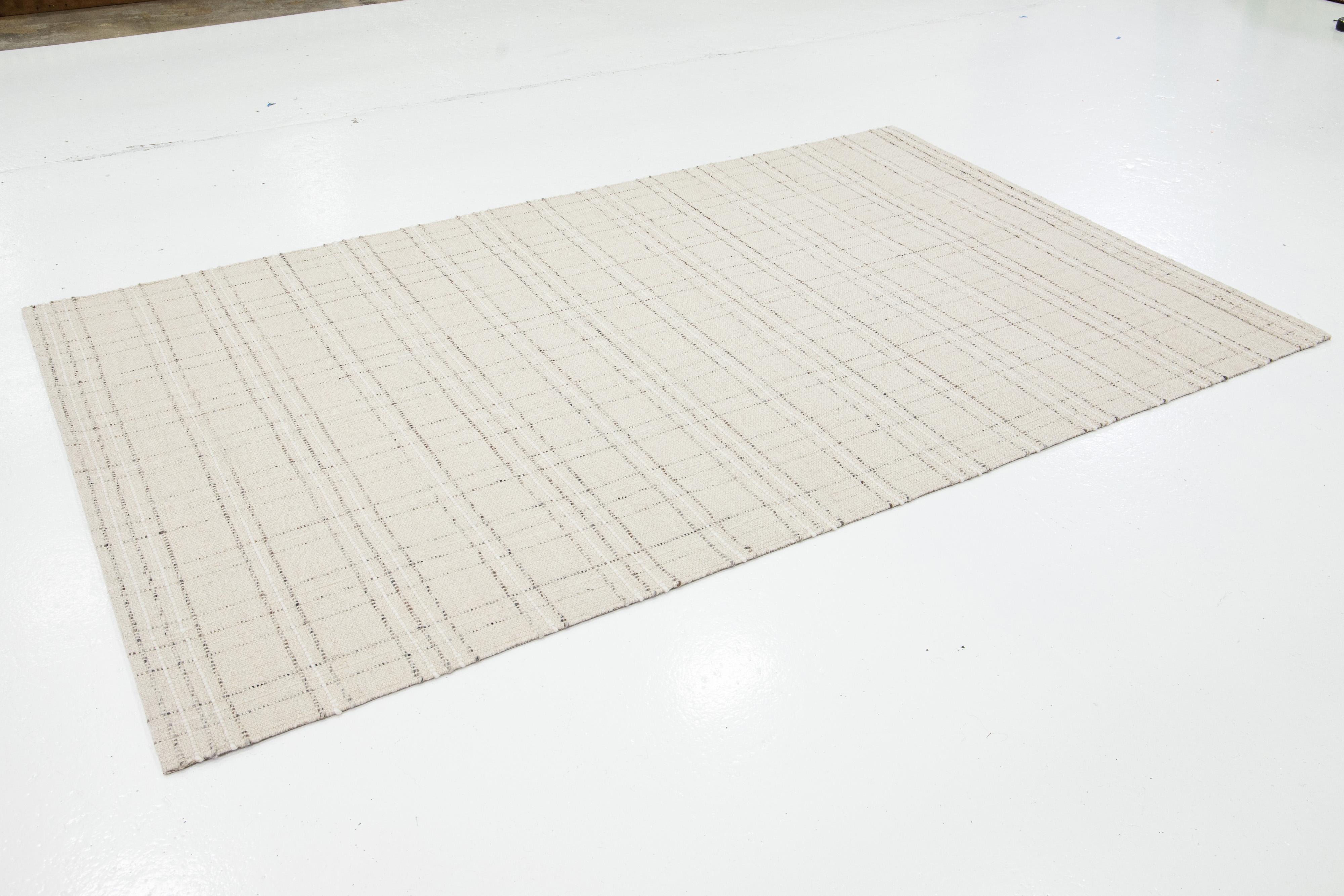 Moderner Flachgewebe-Wollteppich aus Kelim in Beige mit geometrischem Muster von Apadana (Handgeknüpft) im Angebot