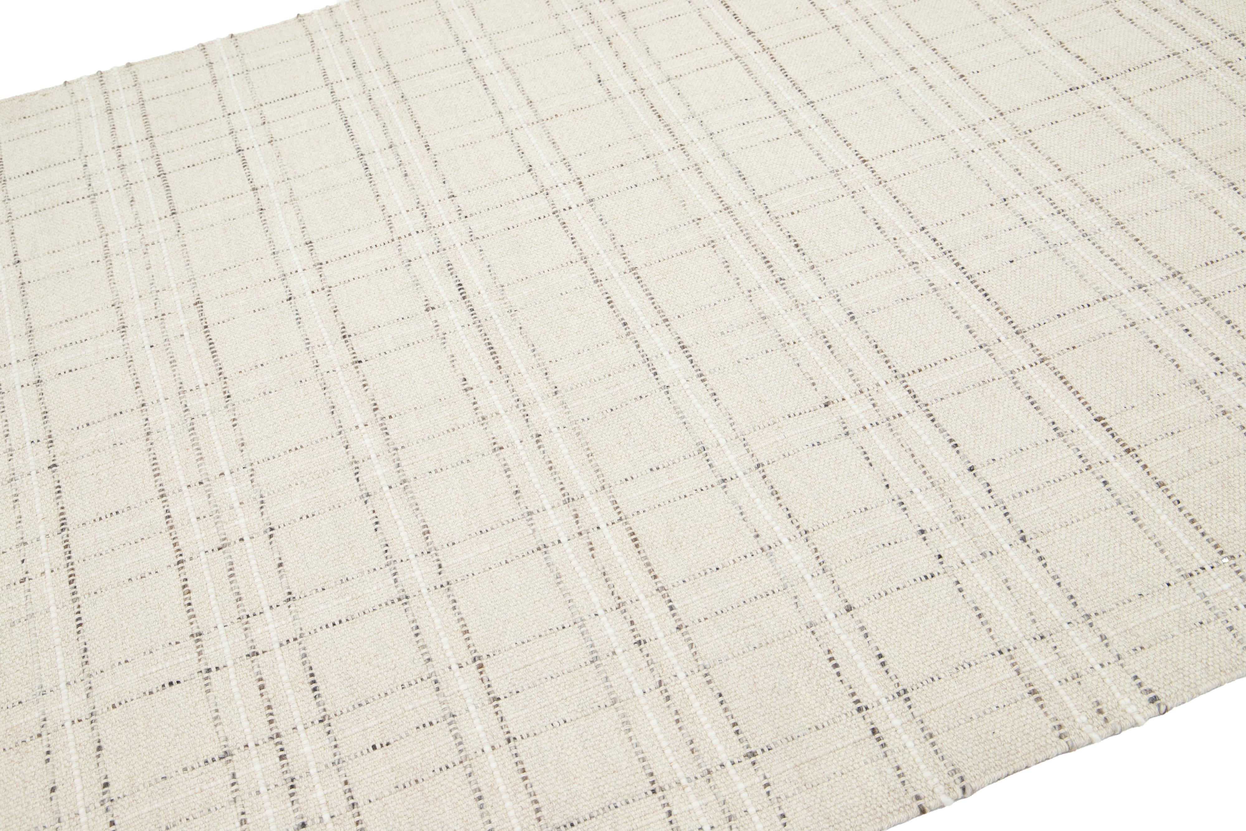 Moderner Flachgewebe-Wollteppich aus Kelim in Beige mit geometrischem Muster von Apadana im Zustand „Neu“ im Angebot in Norwalk, CT