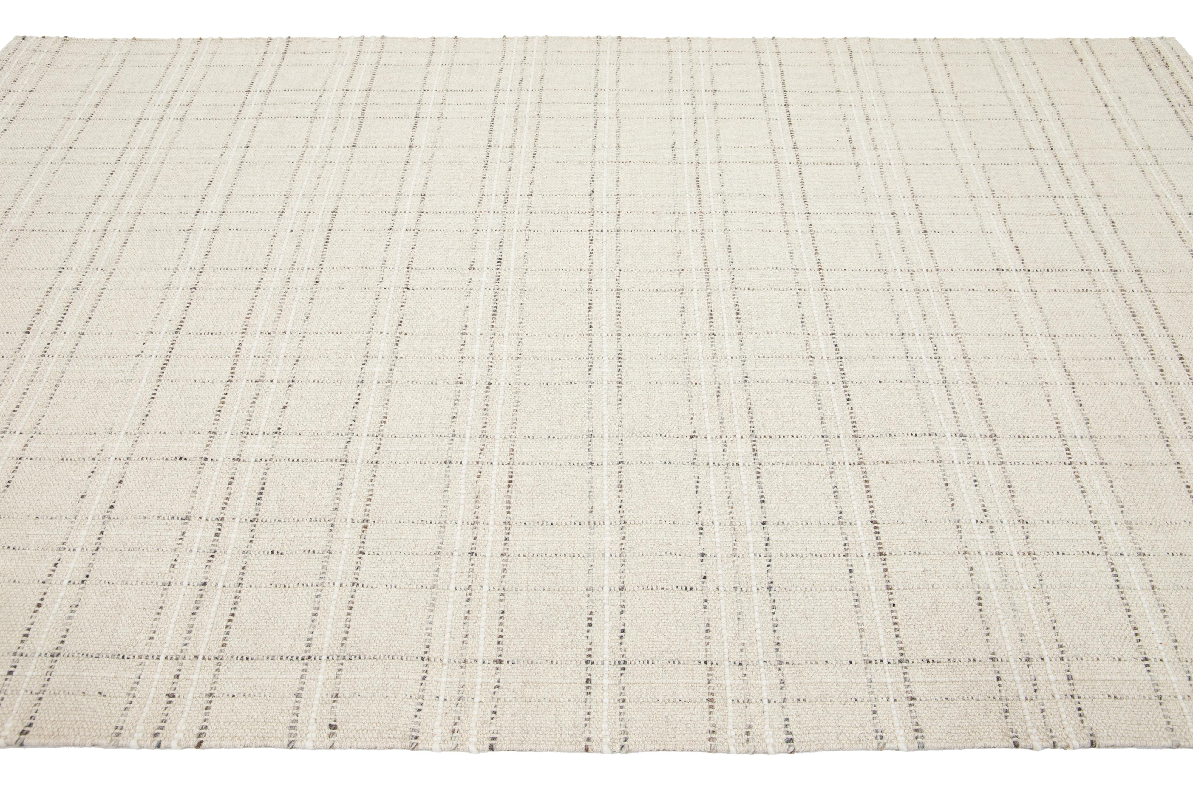 Moderner Flachgewebe-Wollteppich aus Kelim in Beige mit geometrischem Muster von Apadana (21. Jahrhundert und zeitgenössisch) im Angebot