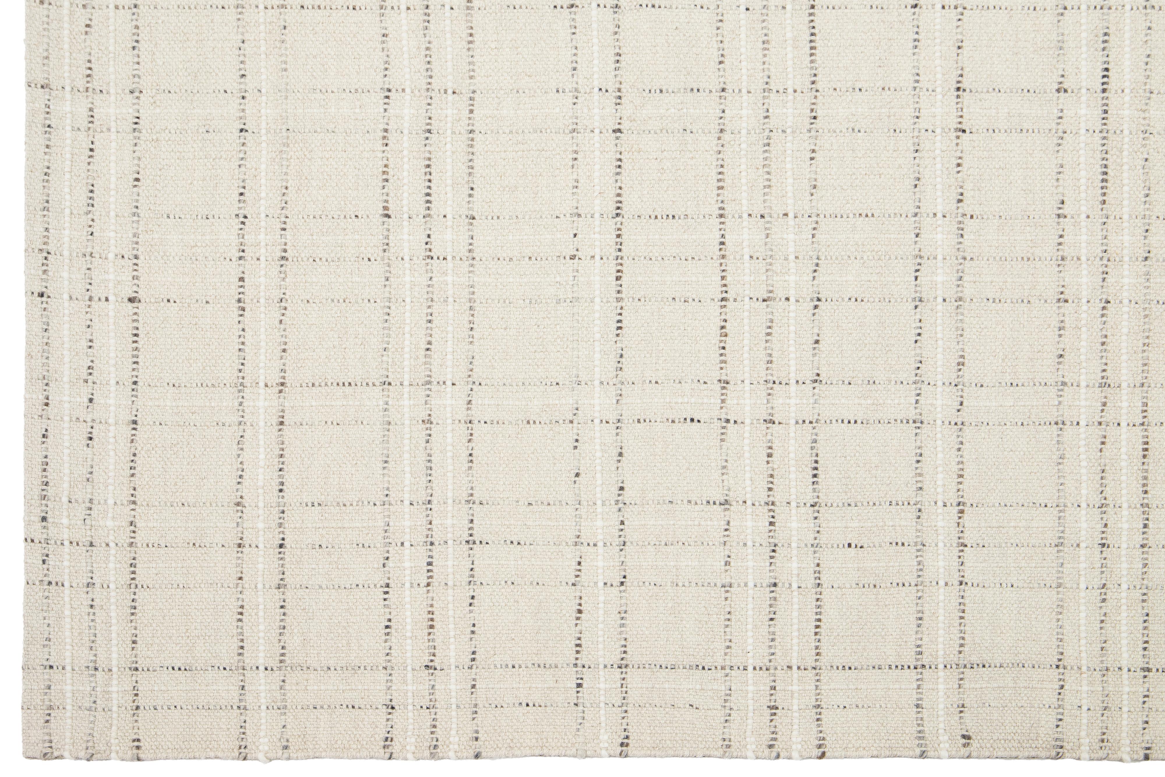 Moderner Flachgewebe-Wollteppich aus Kelim in Beige mit geometrischem Muster von Apadana (Wolle) im Angebot