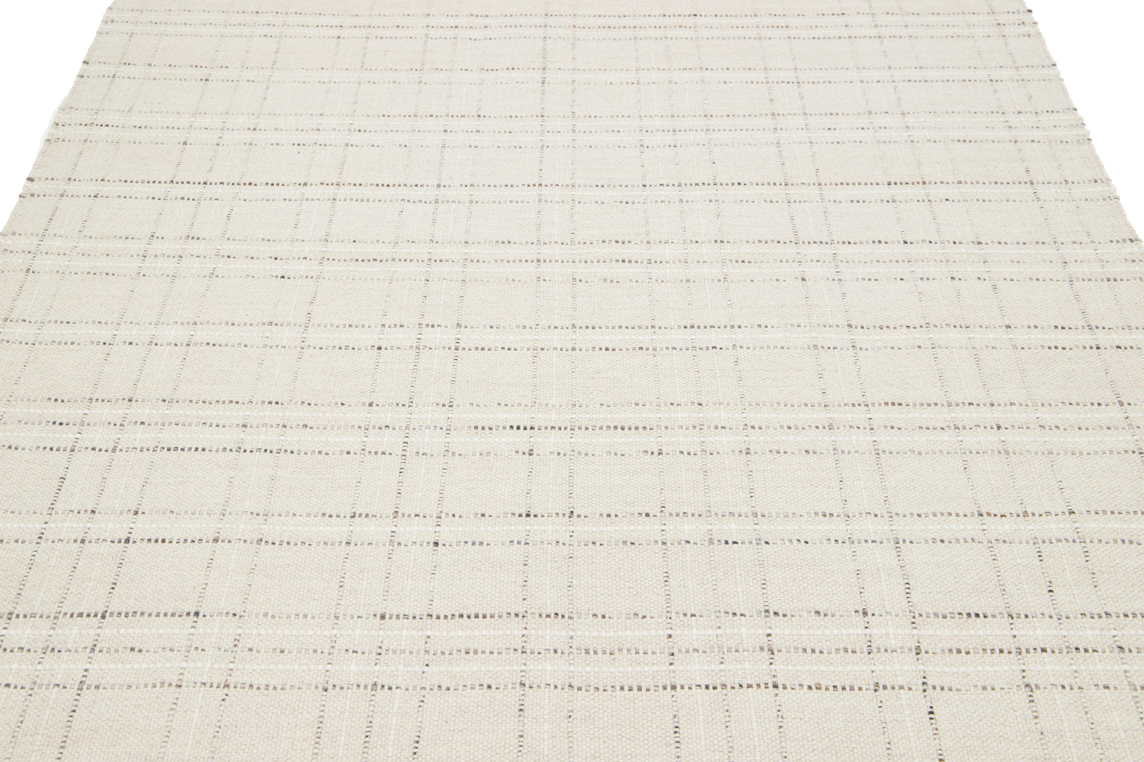 Moderner Flachgewebe-Wollteppich aus Kelim in Beige mit geometrischem Muster von Apadana im Angebot 1