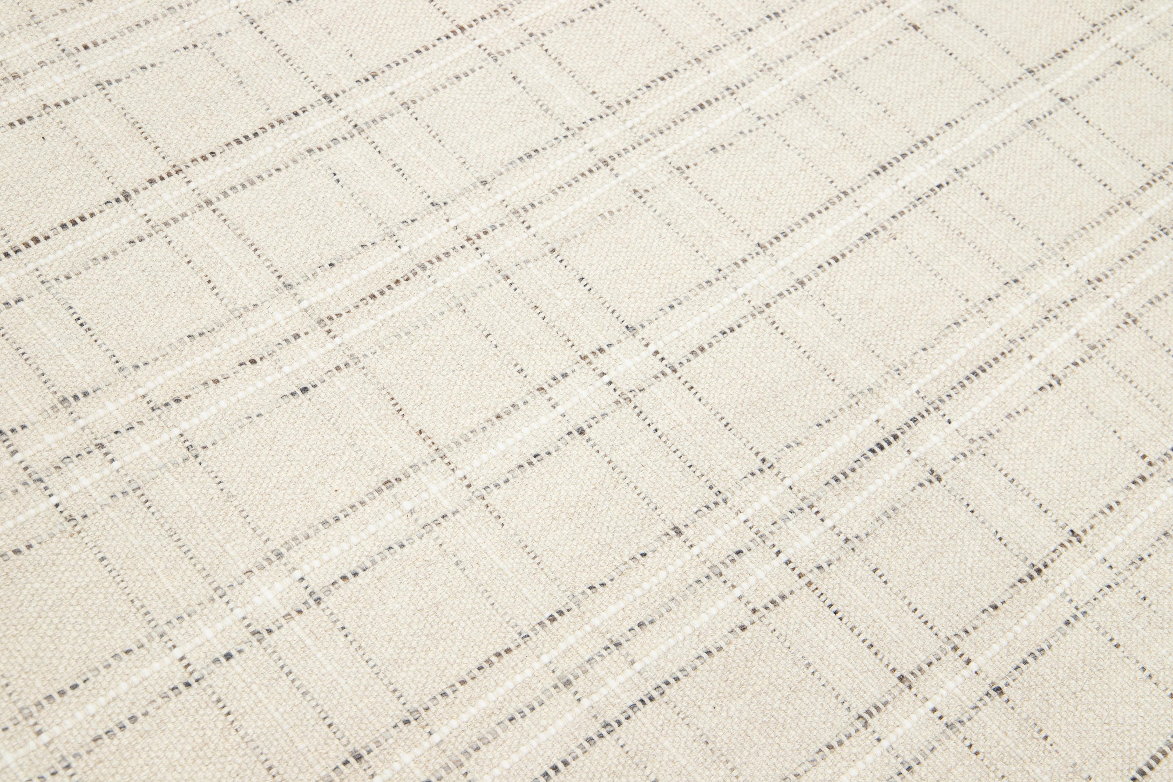 Moderner Flachgewebe-Wollteppich aus Kelim in Beige mit geometrischem Muster von Apadana im Angebot 2