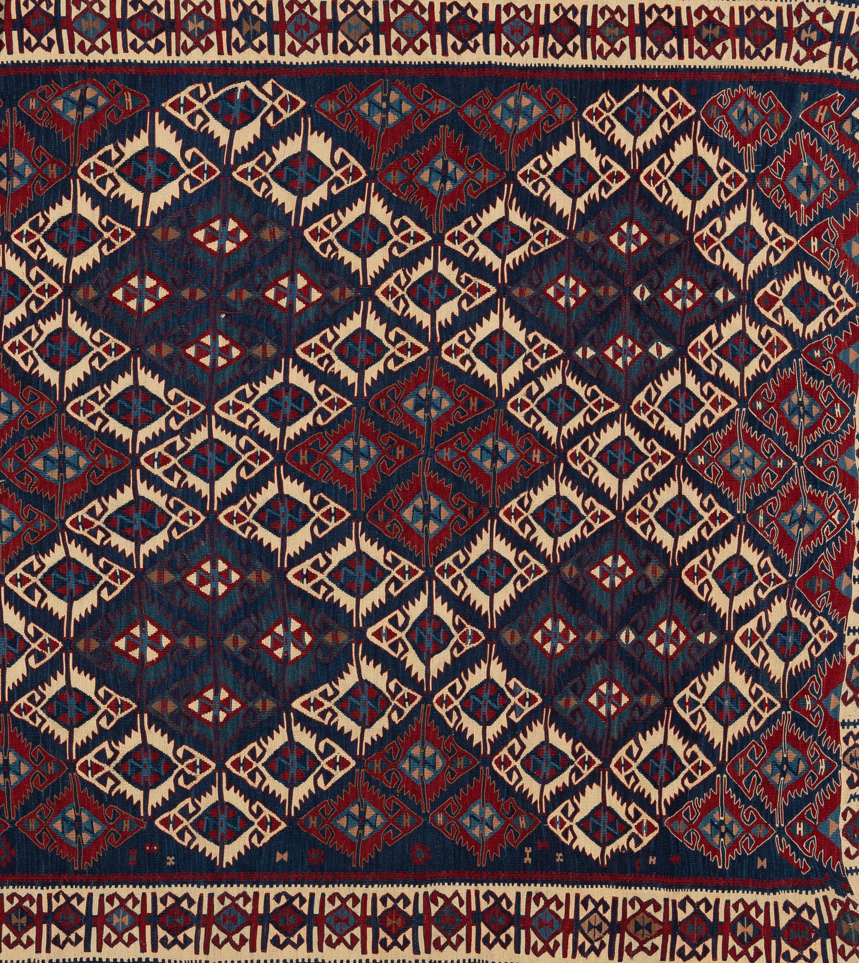 Questo coloratissimo kilim tribale è un vibrante intreccio piatto che riflette la creatività e l'eredità della tessitura tradizionale nomade. Tessuta a mano in lana, presenta audaci motivi geometrici e motivi ripetuti che simboleggiano protezione,