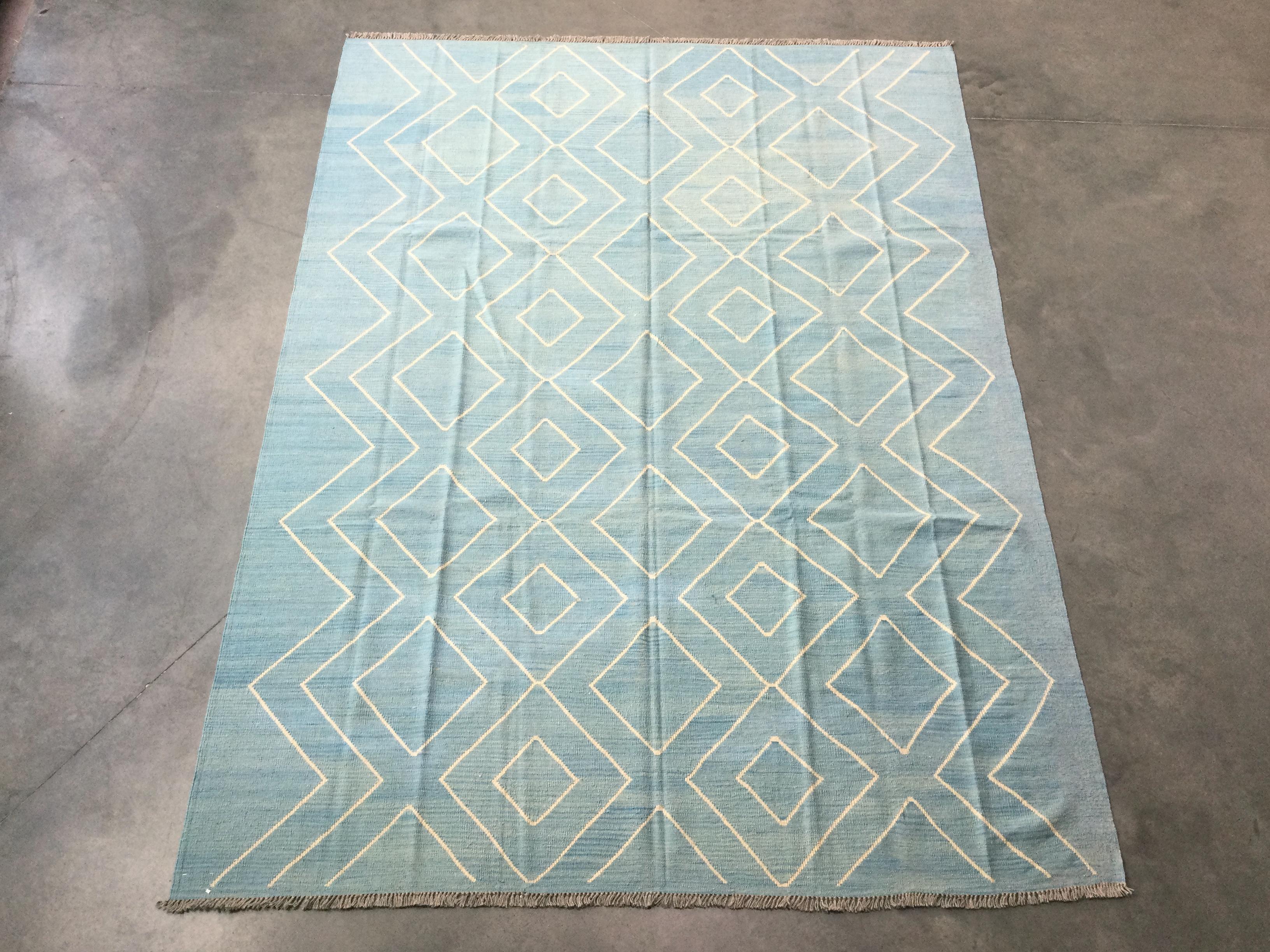 Contemporary kilim handmade in Zigler's artisan workshops in Pakistan.
- As they do not have edges, this type of pieces will be perfectly centered in a decorative environment.
- Soft, calm and will bring a touch of warmth to the room without