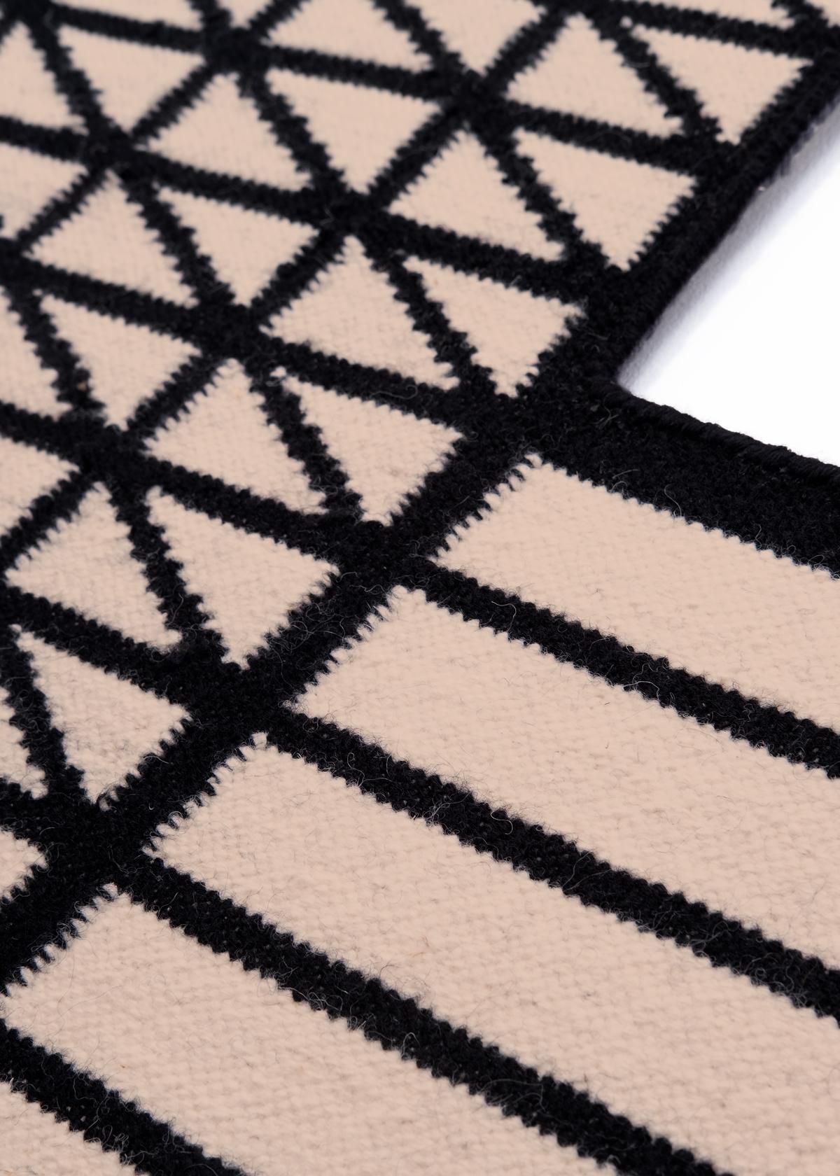 Kelim Hatch IV – Moderner Design-Teppich aus Wolle und Baumwolle, handgewebt von Paolo Giordano

Kilim Hatch IV

Die I+I Collection nähert sich den Kilim-Teppichen mit einer zeitgenössischen Geometrie, die das Erbe der vergangenen Tradition bewahrt.