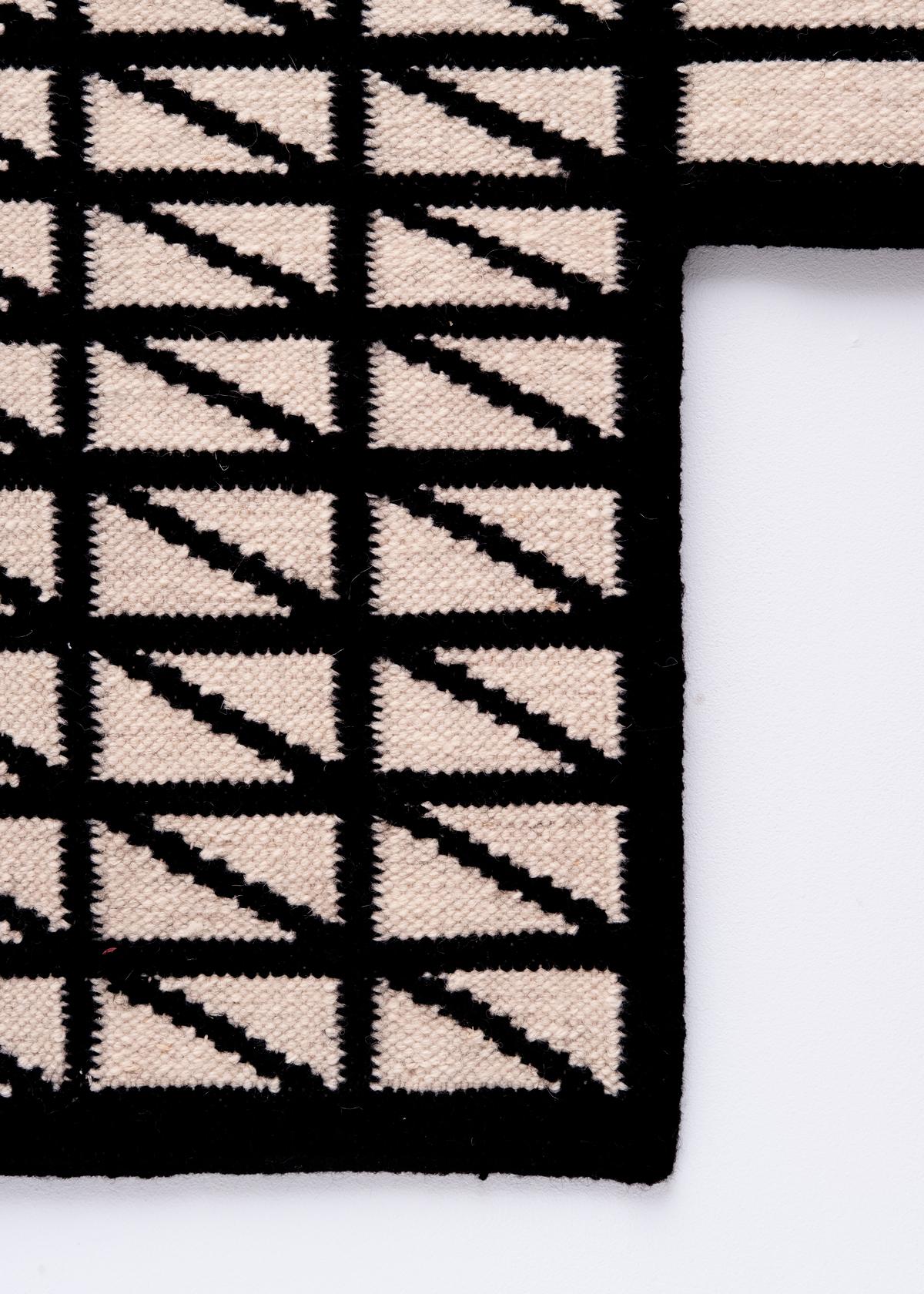 Kelim Hatch IV – Moderner Design-Teppich aus Wolle und Baumwolle, handgewebt von Paolo Giordano (Handgewebt) im Angebot