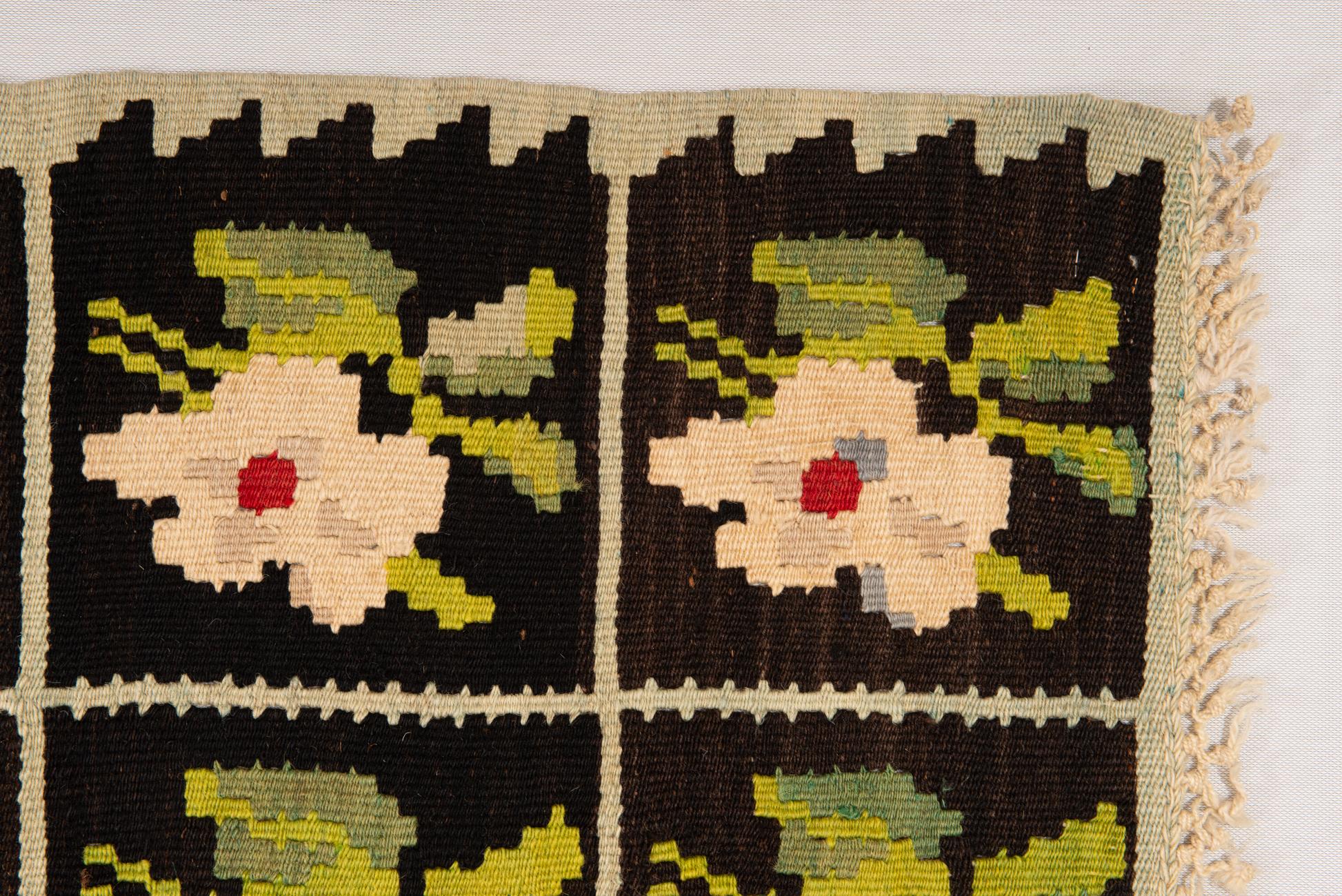 Kilim Karabagh with Daisies In Excellent Condition For Sale In Alessandria, Piemonte