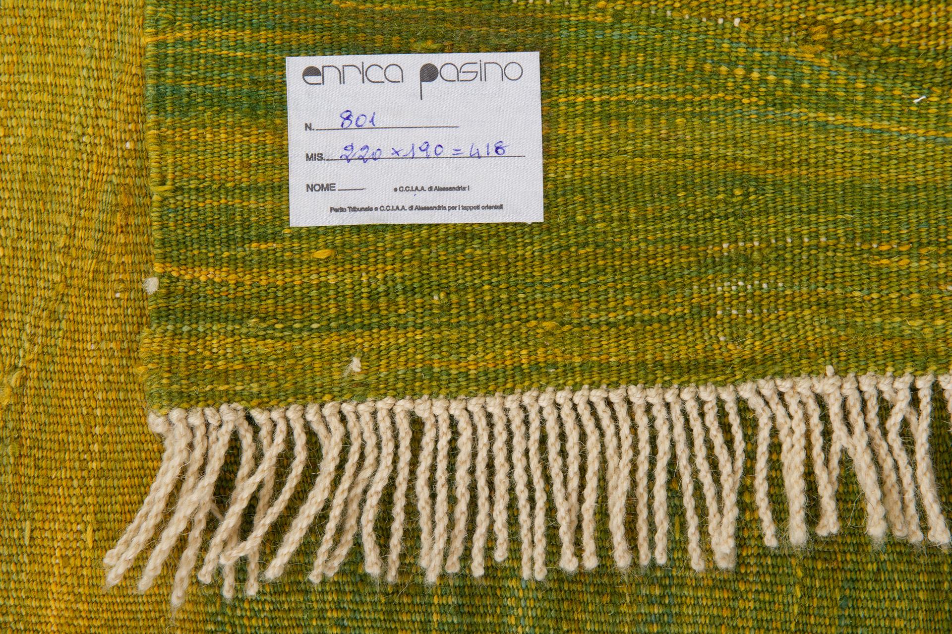 Questo kilim KONYA è stato tessuto su mia richiesta. Ho aspettato alcuni mesi per riceverlo. 
 Dà l'idea di un prato su cui camminare o sdraiarsi.
Anche le lane sono state tinte con sostanze vegetali.



nr. 801
