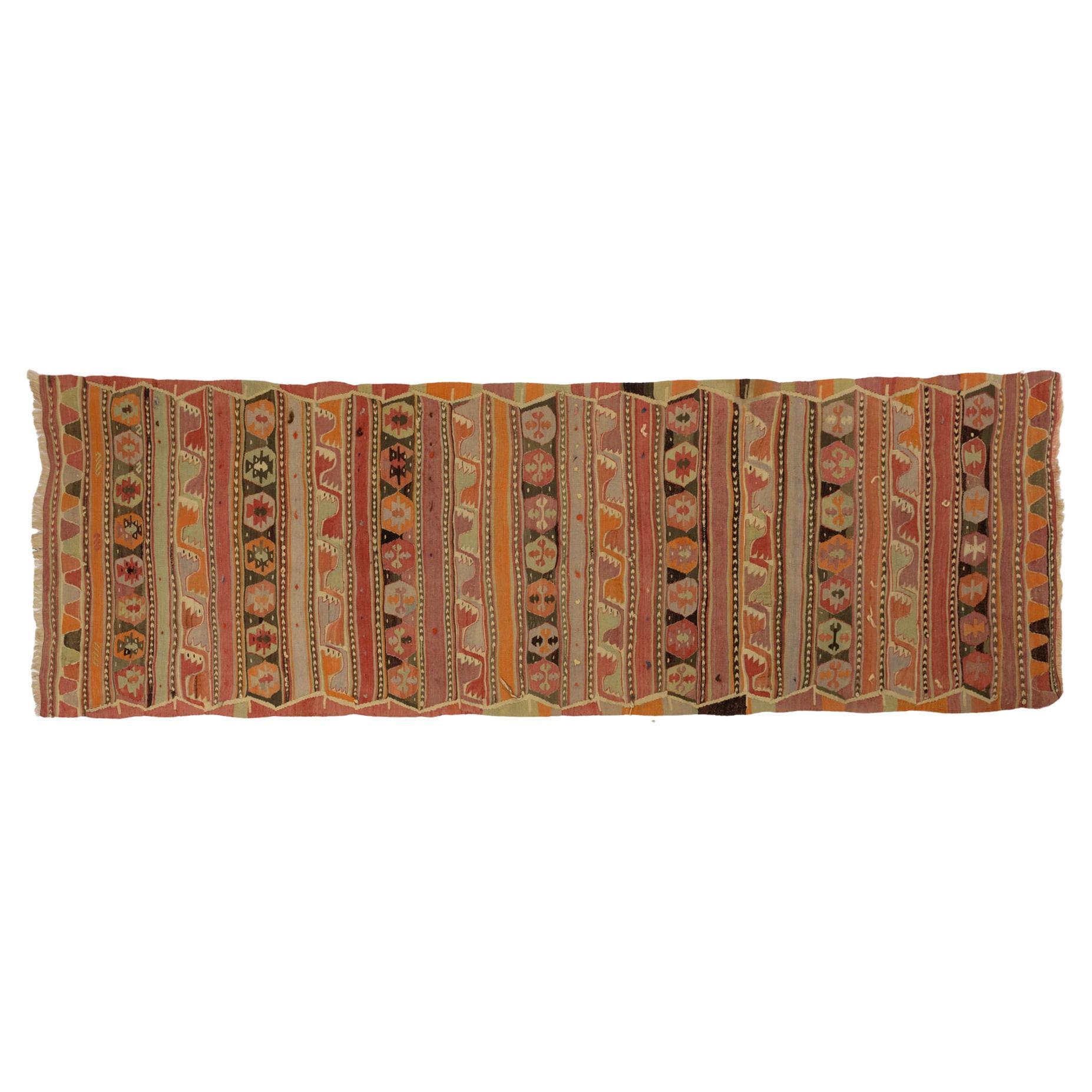 Türkischer Teppich  aus der Stadt Konya, die für ihre Teppich- und Kelimweberei berühmt ist.
Diese hat warme, sonnige Farben und kann überall aufgestellt werden. 
Auf Wunsch kann ich auch Gummi unter dem Teppich liefern.

ref. nr. 847.