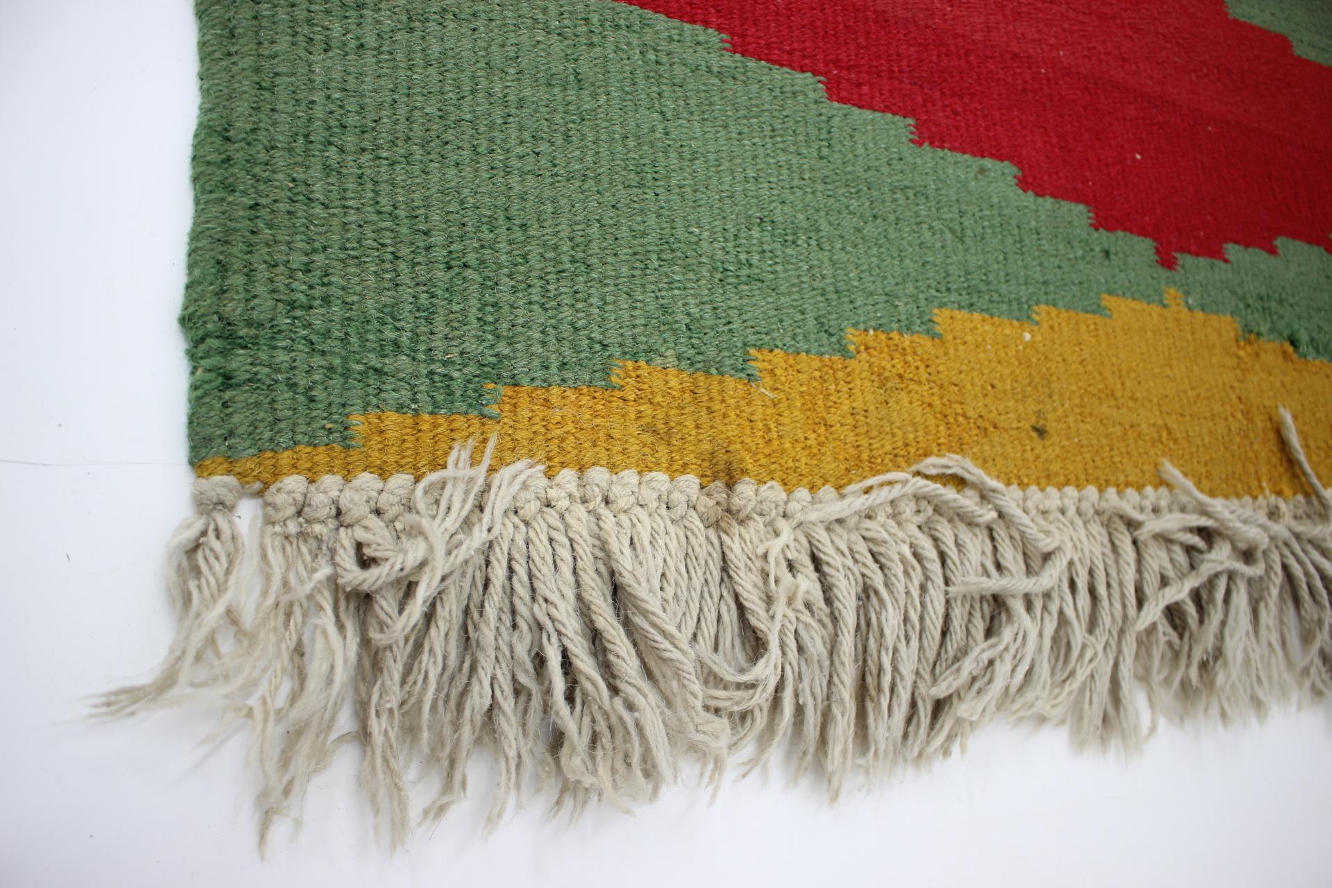 Mid-Century Modern Tapis Kilim à motif géométrique abstrait en laine du milieu du siècle dernier Tapis / Tapis Kilim en, années 1960 en vente
