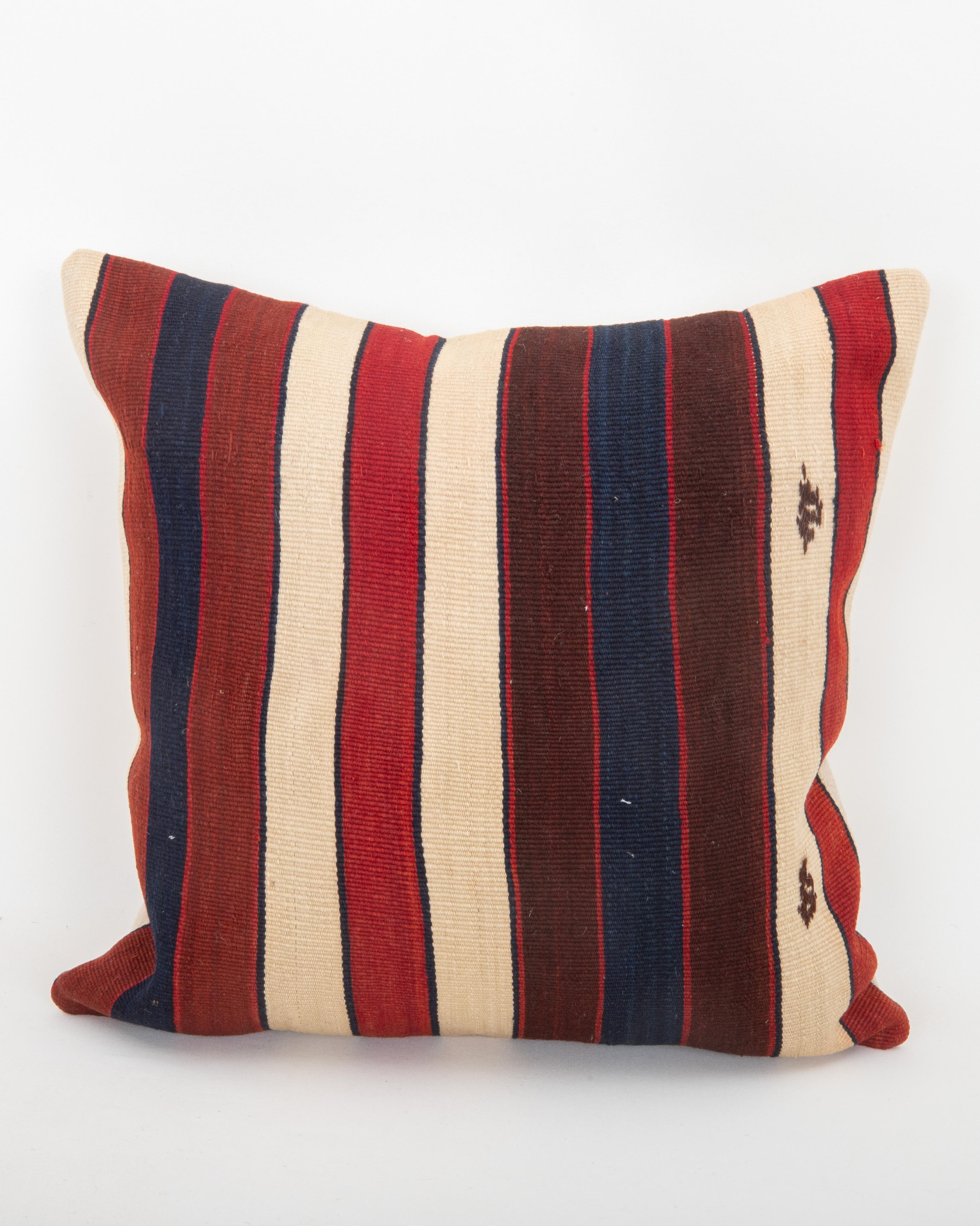 Ein Einsatz ist nicht im Lieferumfang enthalten.
Leinen im Rücken.
Verschluss mit Reißverschluss.
Chemische Reinigung empfohlen.


