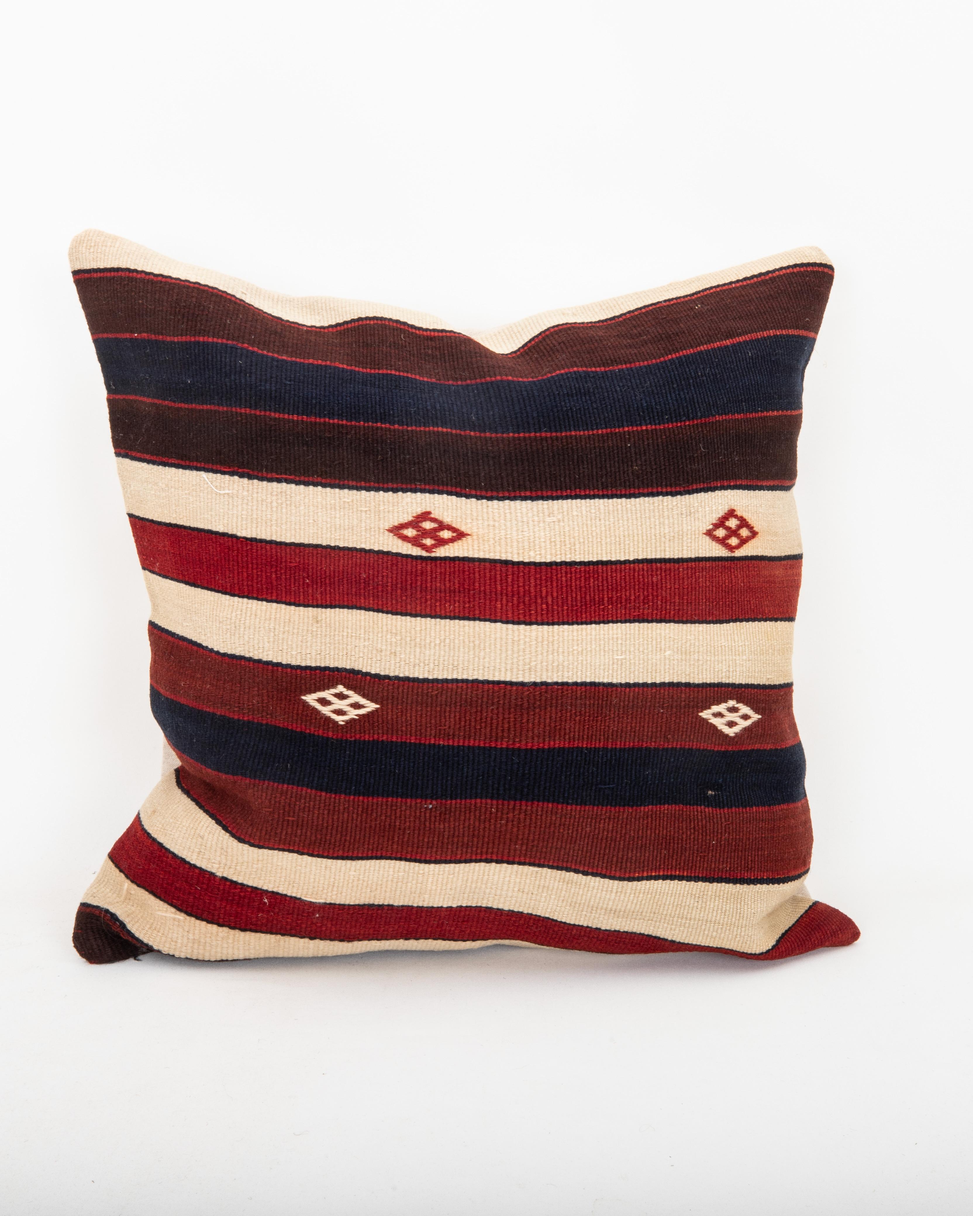 It does not come with an insert.
Linen in the back.
Zipper Closure.
Dry Cleaning recommended.
