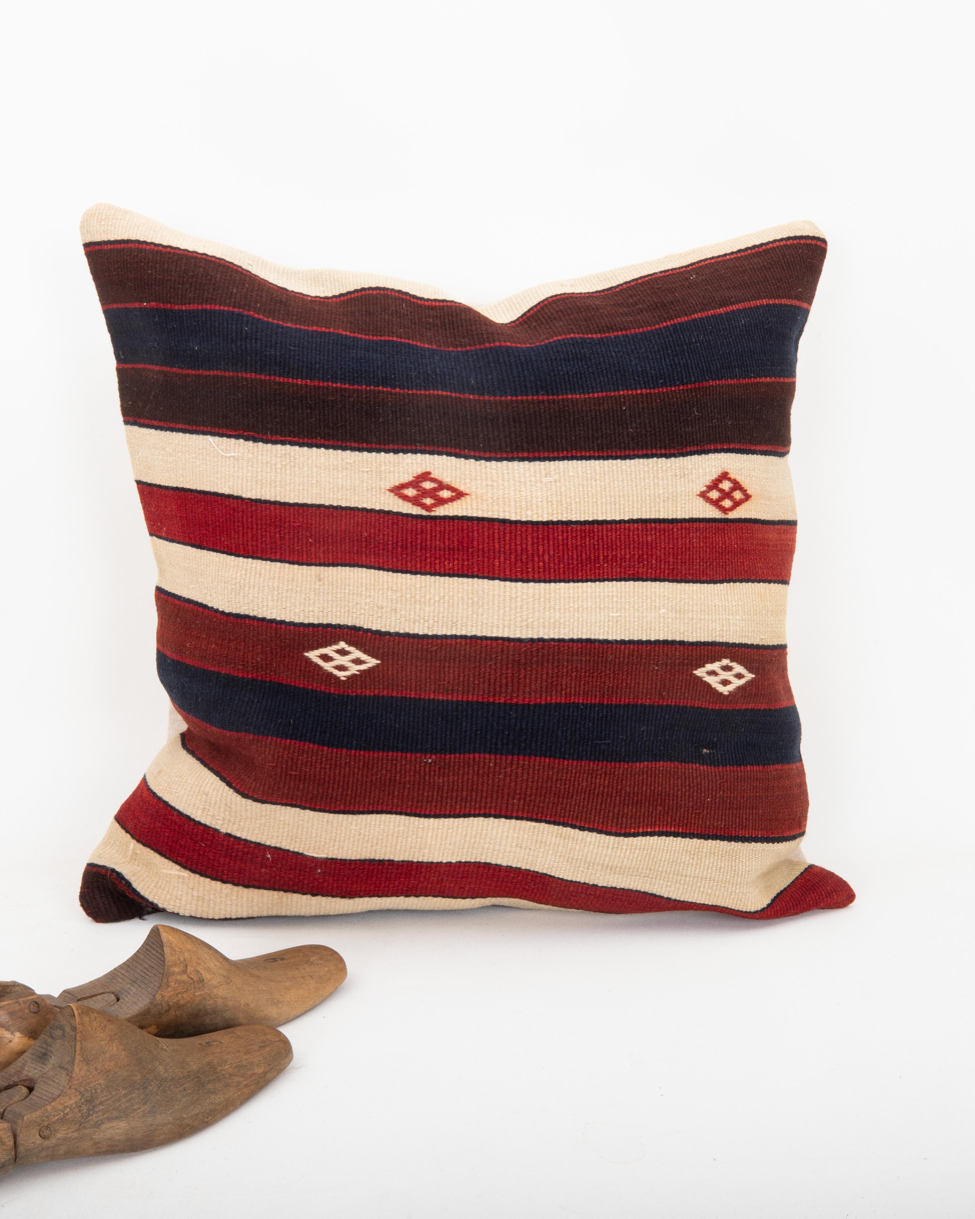 Kilim Pillowcase made from a 19th C. Eastern Anatolian kilim Fragment In Good Condition For Sale In Istanbul, TR