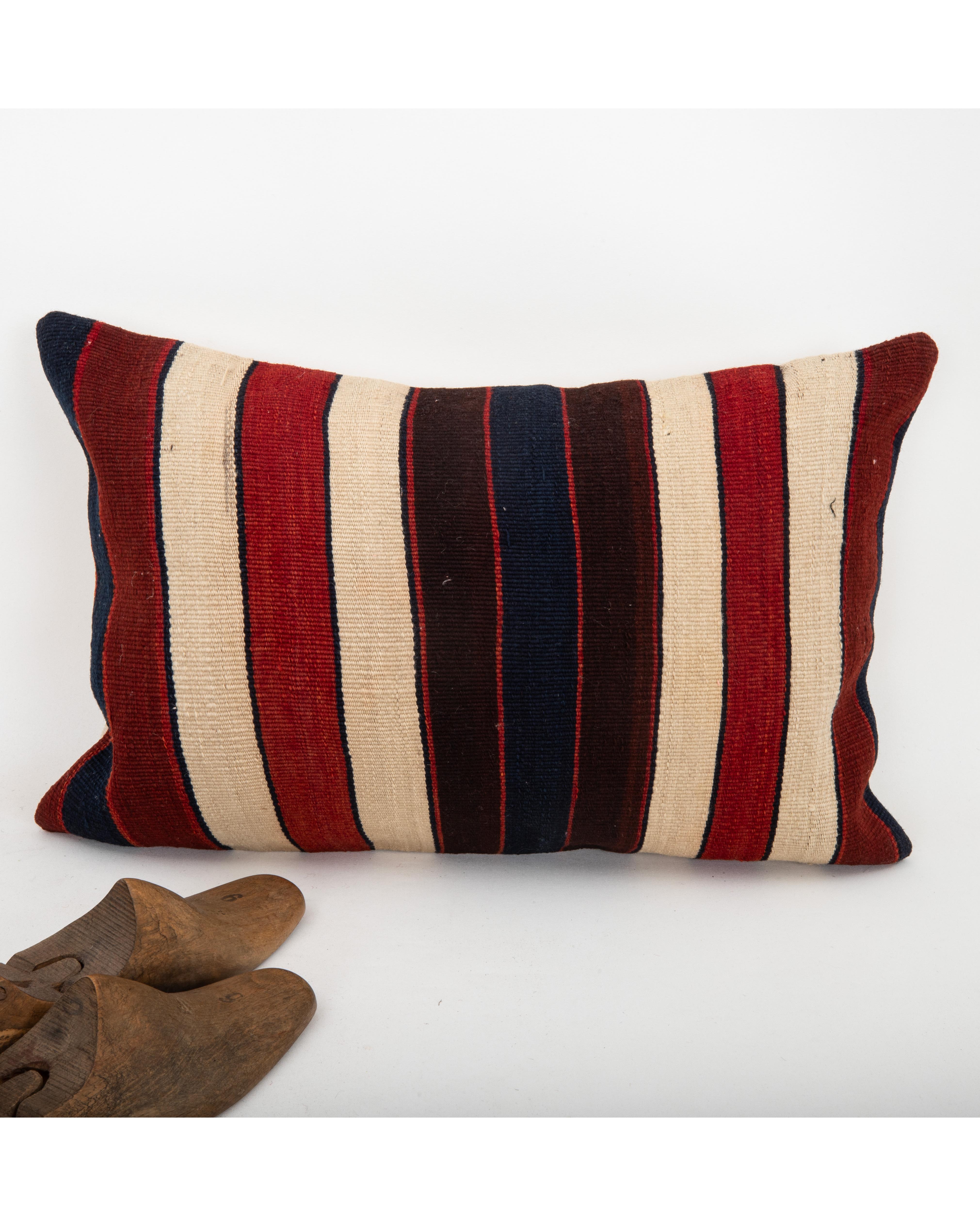 Kilim Pillowcase made from a 19th C. Eastern Anatolian kilim Fragment In Good Condition For Sale In Istanbul, TR
