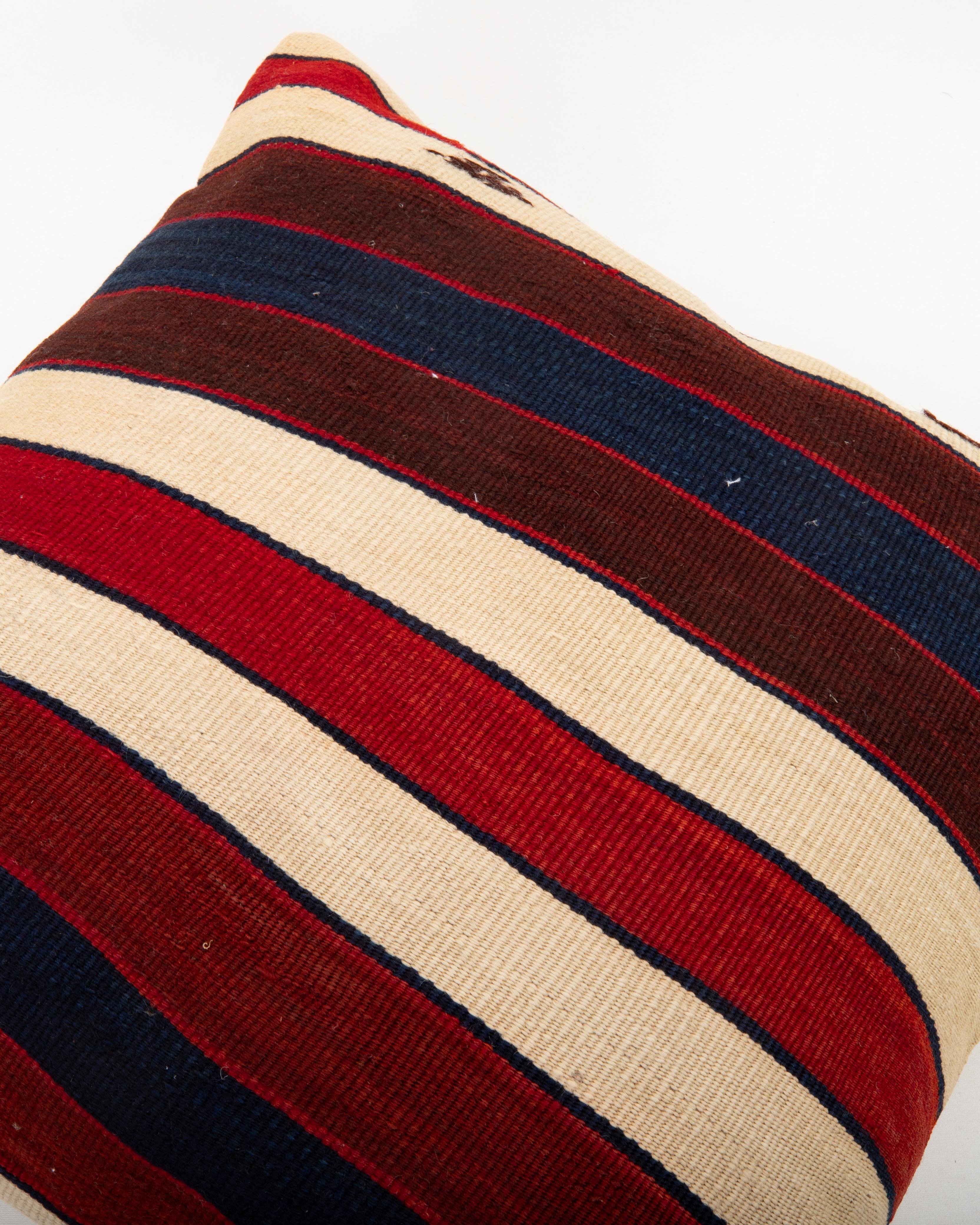 Kilim Pillowcase made from a 19th C. Eastern Anatolian kilim Fragment im Zustand „Gut“ im Angebot in Istanbul, TR
