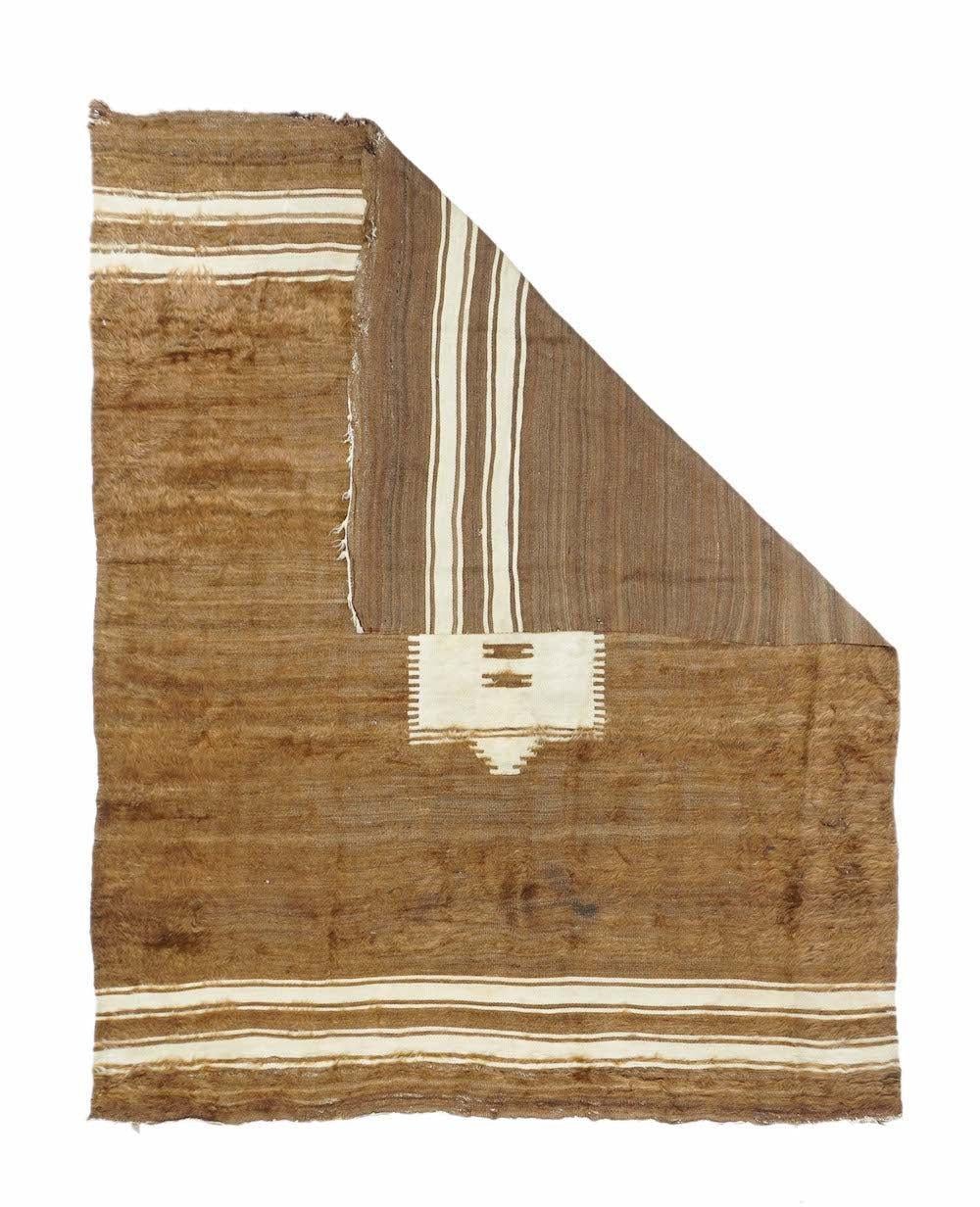 Rug & Kilim 4'9'' x 6'3''. Le champ brun, particulièrement bien abrasé, présente des bandes écrues larges et étroites aux extrémités, et est centré par un hexagramme crème frangé. Les extrémités des franges carrées sont plates et il y a de petites