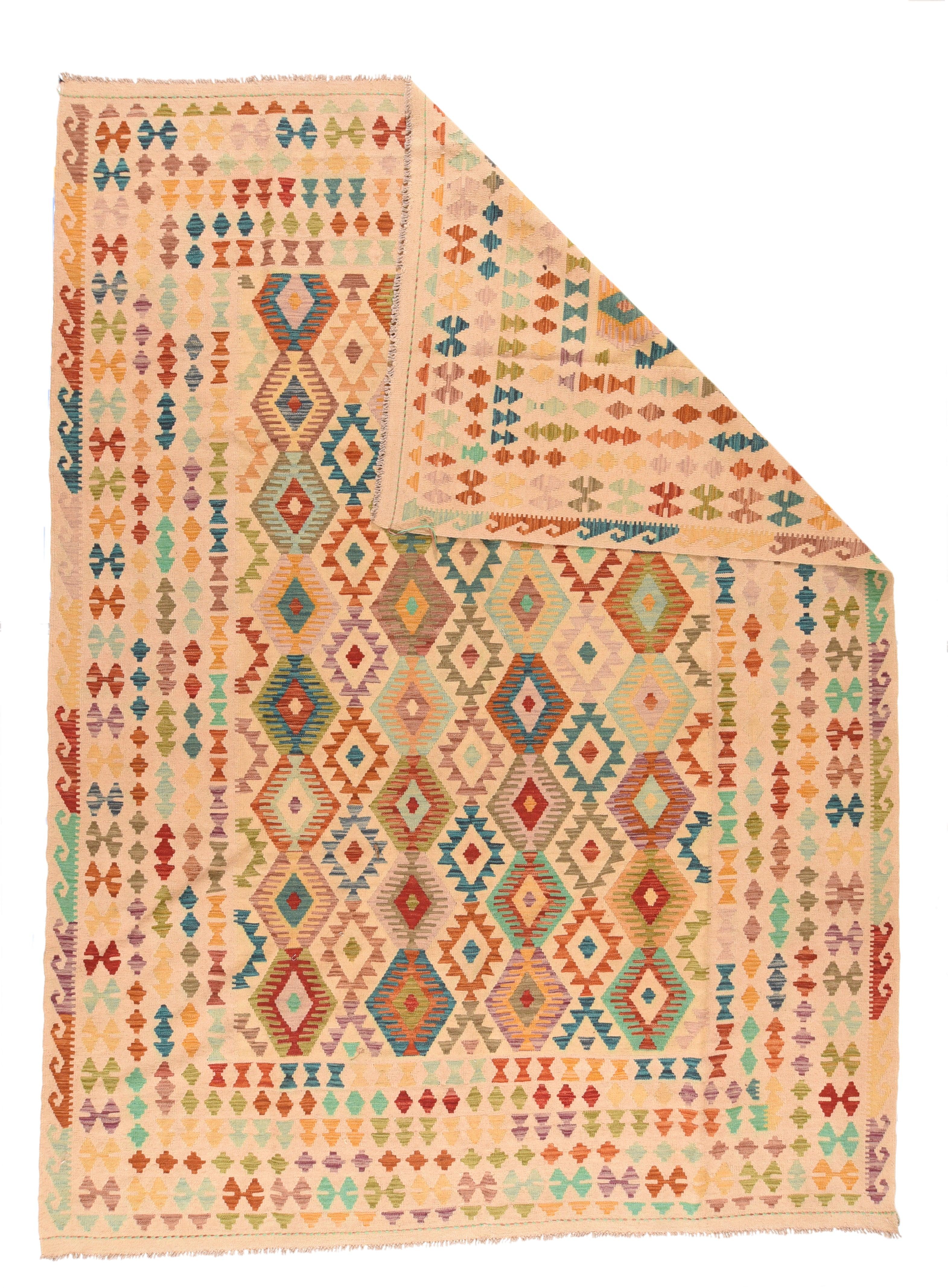 Rug & Kilim 8'1'' x 11'1''. Questo tappeto piatto con tecnica slit-tapestry presenta una tavolozza particolarmente ampia, spesso abrasa, che comprende: ruggine, arancione mandarino, blu denim, verde abete, verde pallido, paglia, verga d'oro e rosso