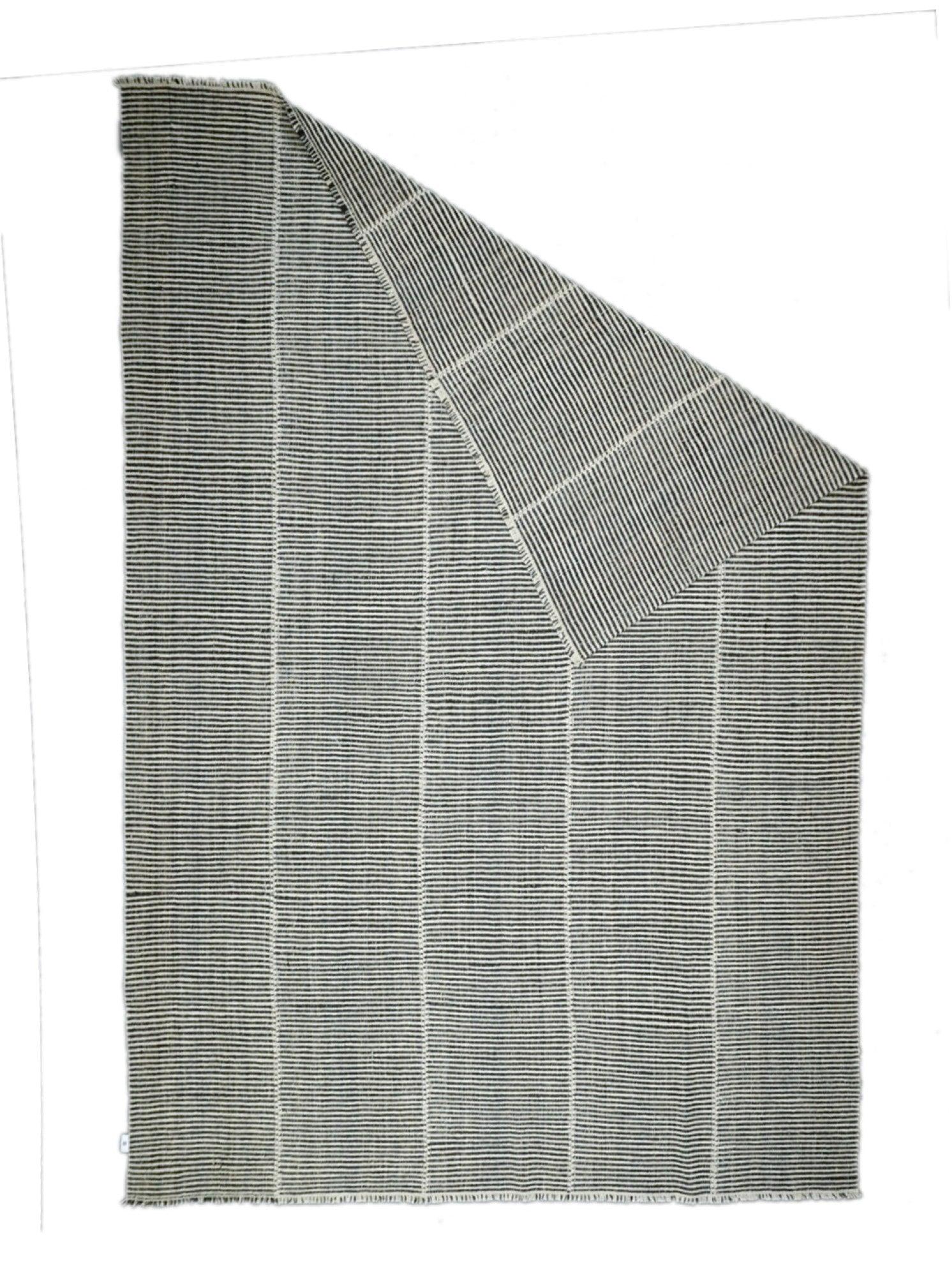 Kilim Rug 8'3'' x 11'4''. Eher eine Technik als eine Art von Teppichen. Die Technik ist: Schlitztapisserie, geteilte Kett- und Schussfäden, einfache oder doppelte Schussfäden ineinandergreifend. Bezieht sich auch auf Bänder in Leinwandbindung an den