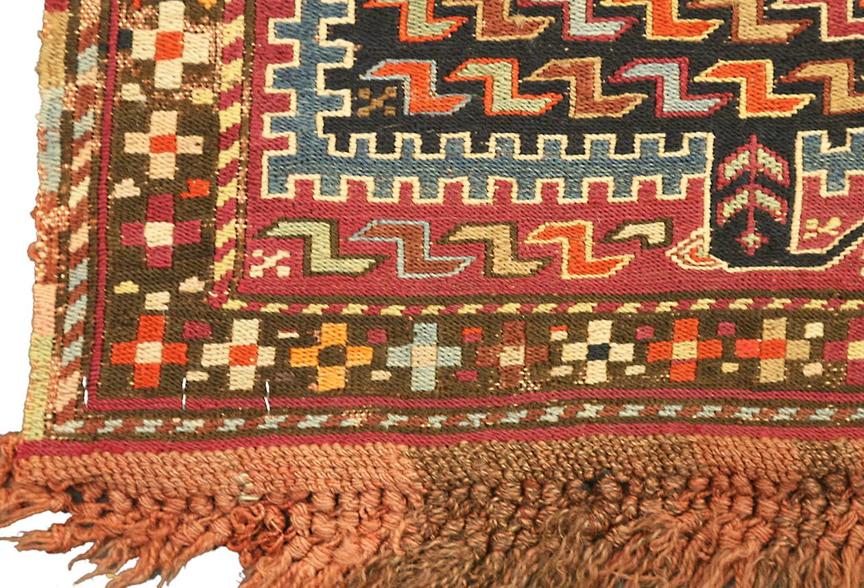 Dieser antike Kilim-Teppich mit kaukasischem Sileh-Drachenmuster und den beeindruckenden Maßen 118 x 337 cm ist ein Meisterwerk der traditionellen kaukasischen Webtechnik. Der Sumak-Stil (oder Soumak) ist für seine spezielle Flachgewebetechnik