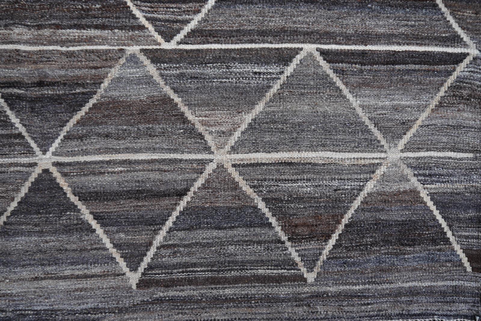 Hand-Woven 17 x 12 ft Rug Kilim Modern Design Neutrals Gray Brown Scandinavian Style Carpet For Sale
