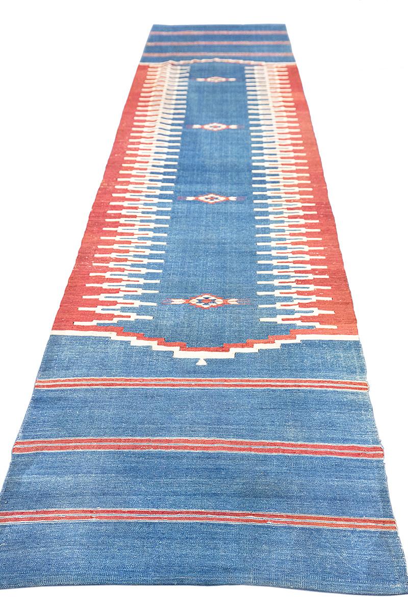 Kilim-Teppich Flachgewebe Soft Blue
Dieser handgewebte Kilim-Teppich Halab (320 × 84 cm) ist ein exquisites Beispiel traditioneller Handwerkskunst, das sich durch sein auffälliges geometrisches Muster und eine lebendige Farbpalette mit