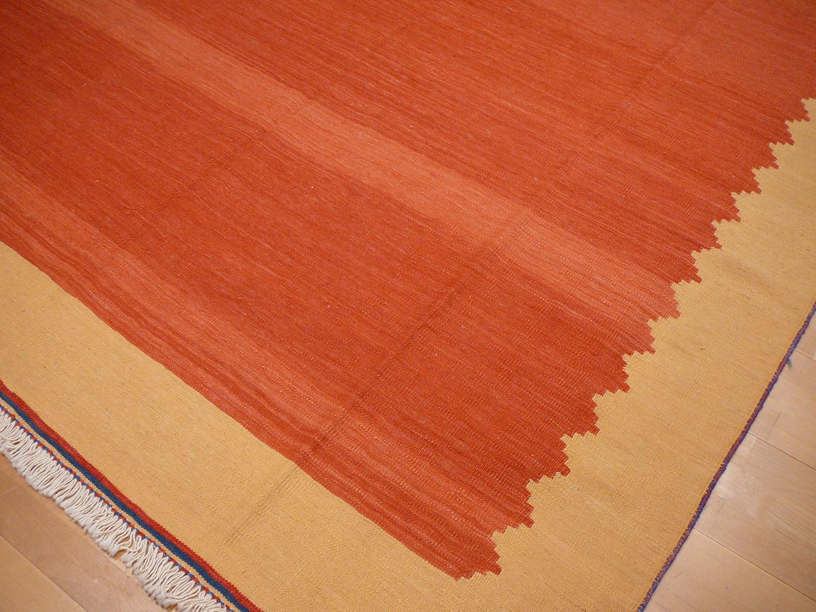 Flachgewebter Vintage-Teppich in Zimmergröße im schwedisch-skandinavischen Stil 10 x 7 ft - 300 x 200 cm.

Dieser atemberaubende Flachgewebeteppich hat ein fantastisches Aussehen. Es ist aus feiner handgesponnener Wolle handgewebt. Die Farben sind