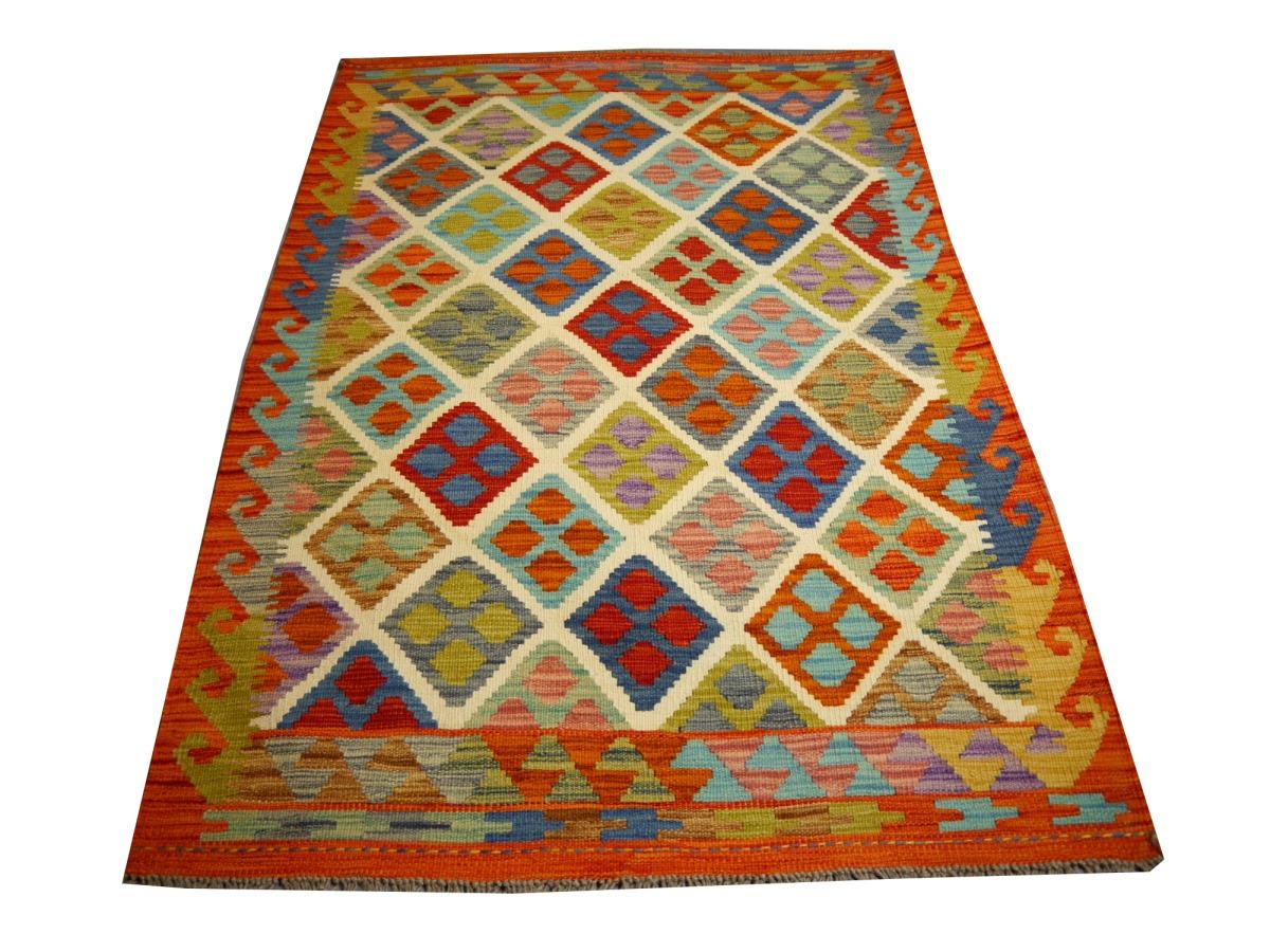 Una hermosa alfombra tribal Kilim tejida a mano
Esta alfombra Kilim fue hecha a mano por nómadas tribales de Asia.
Estas alfombras son de alta calidad, tienen pigmentos de color hechos de plantas naturales o minerales y son muy duraderas. Gracias