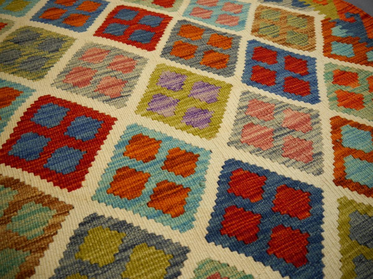 Alfombra Kilim Tejido Plano Nómada Tribal Kelim Tintes Naturales Tejido a Mano Diseño Diamante Siglo XXI y contemporáneo en venta