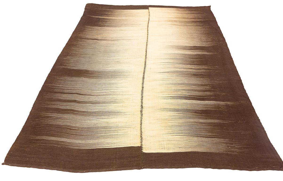 Kilim-Teppich Farbverlaufsmuster
Entdecken Sie die Eleganz dieses handgefertigten Kilim-Teppichs mit den Maßen 200 × 126 cm, der mit Präzision aus hochwertiger Wolle hergestellt wurde. Mit seinem fesselnden Farbverlaufsmuster in neutralen Tönen, die