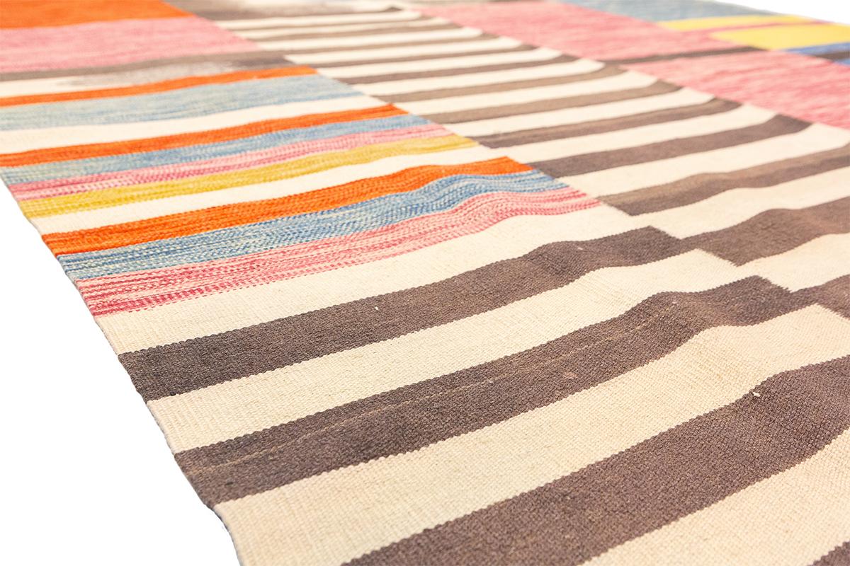 Kelim-Teppich mit Harlekin-Design, farbenfroh (Handgefertigt) im Angebot