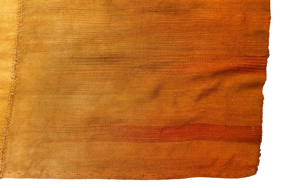 Kilim Rug in Soft Golden Hue In Good Condition For Sale In Ferrara, IT