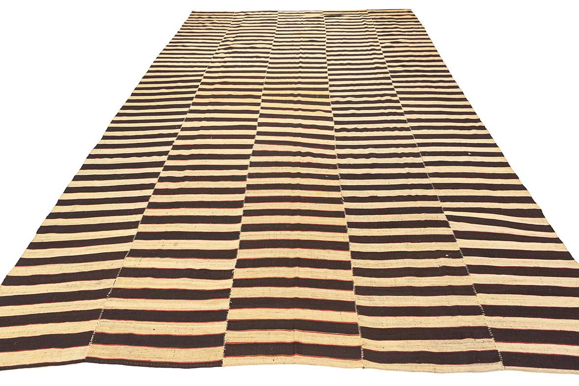 Rug & Kilim rayé noir et blanc
Rehaussez votre intérieur avec ce tapis Kilim tissé à la main, doté d'un motif rayé classique noir et blanc qui ajoute une touche de sophistication minimaliste à n'importe quel espace. Le design linéaire de