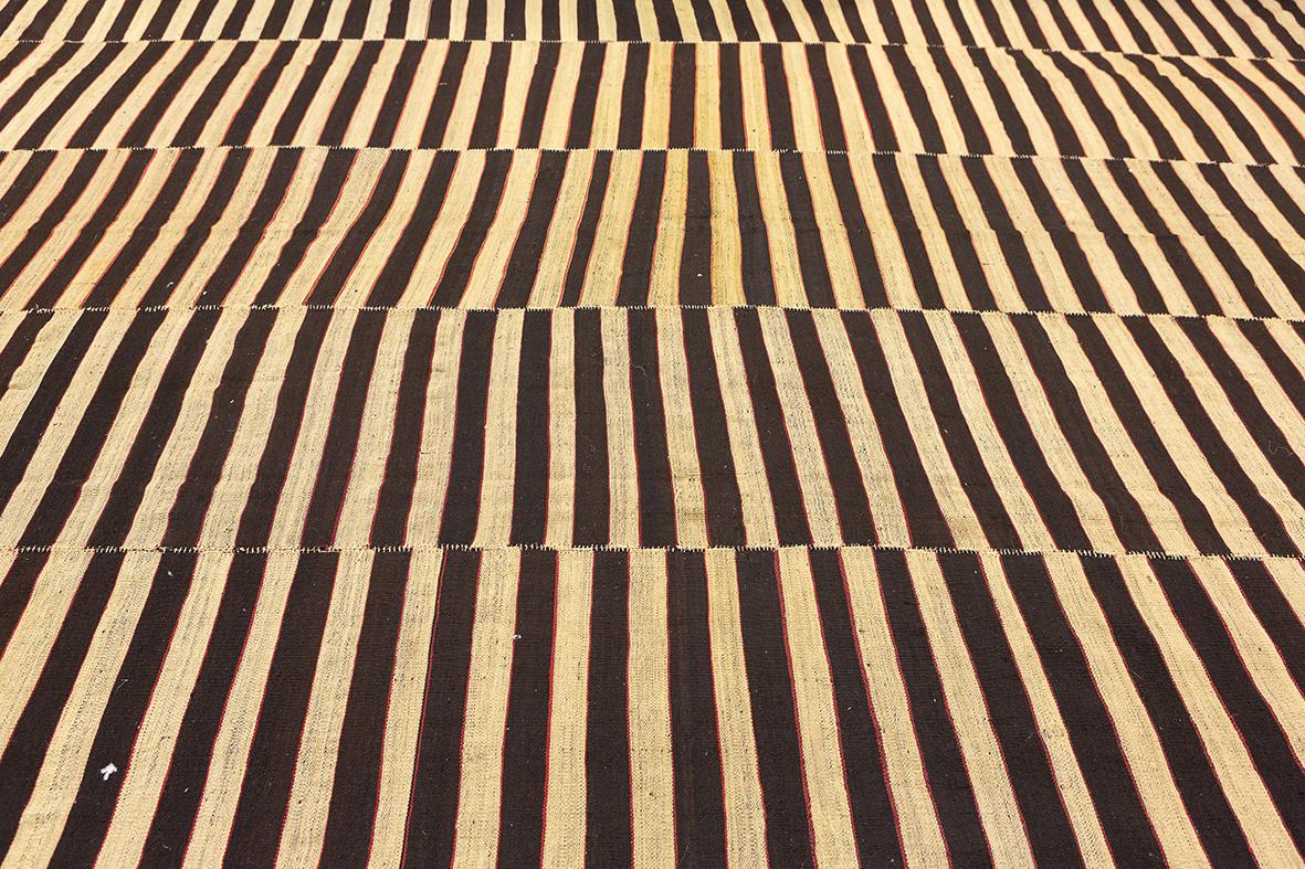 Azerbaïdjanais Tapis Kilim à motif de rayures minimalistes en vente