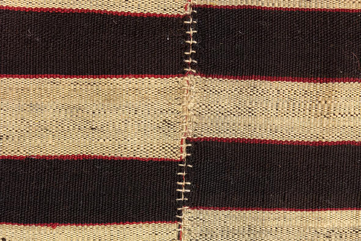Tapis Kilim à motif de rayures minimalistes Bon état - En vente à Ferrara, IT