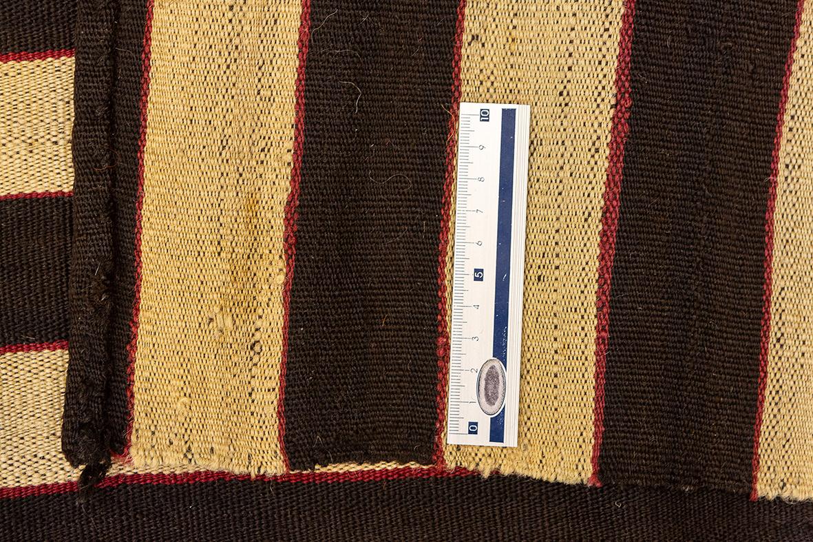 Laine Tapis Kilim à motif de rayures minimalistes en vente
