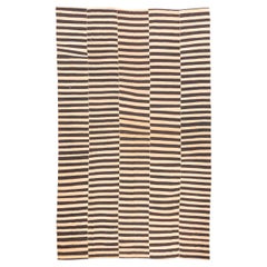 Tapis Kilim à motif de rayures minimalistes