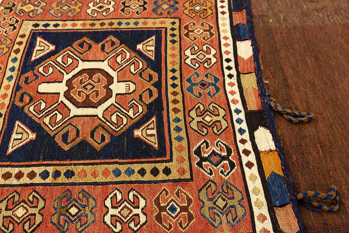 Antiker kaukasischer Satteltaschen-Kilim-Teppich, 1900 ca. Die Reisetaschen, die bei Wanderungen, Umzügen oder bei der Transhumanz verwendet werden, wurden stets nicht nur für den eigenen Gebrauch hergestellt, sondern auch, um von den Völkern, denen